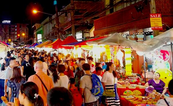 WUA LAI Walking Street (Saturday Night Market)