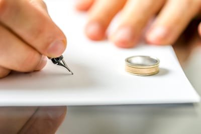 What to Consider When Choosing the Right Divorce Lawyer image