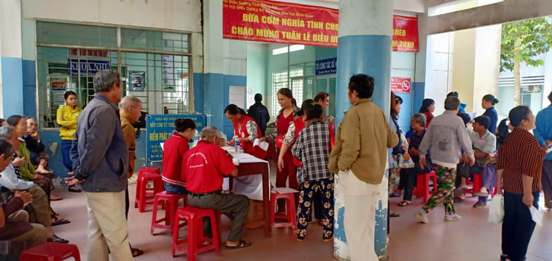 Mổ mắt cho bệnh nhân nghèo đục thủy tinh thể tại huyện miền núi Định Quán (Đồng Nai)