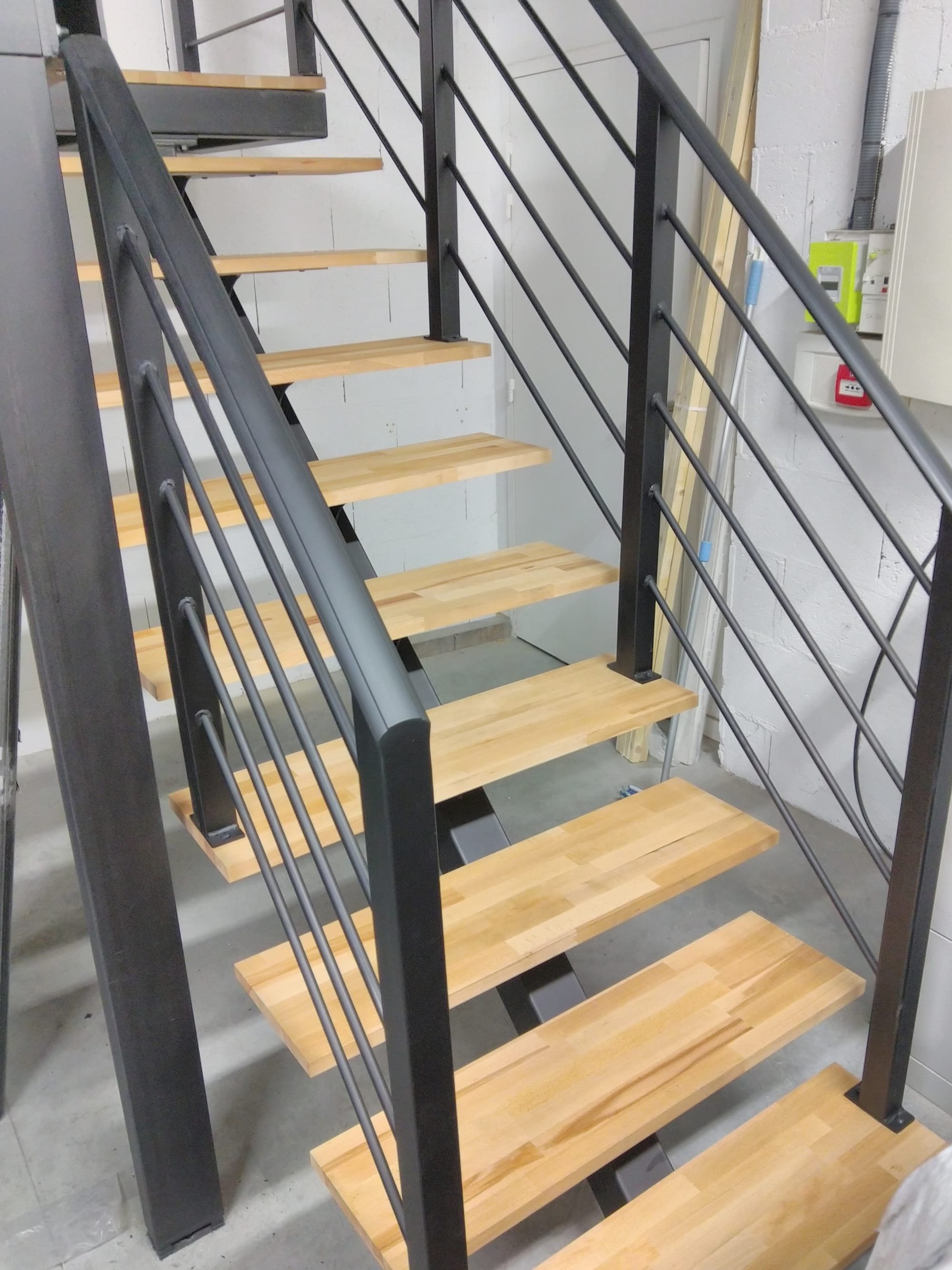 Pose de l'Escalier avec Limon central crée en atelier MS RENOV vue 3