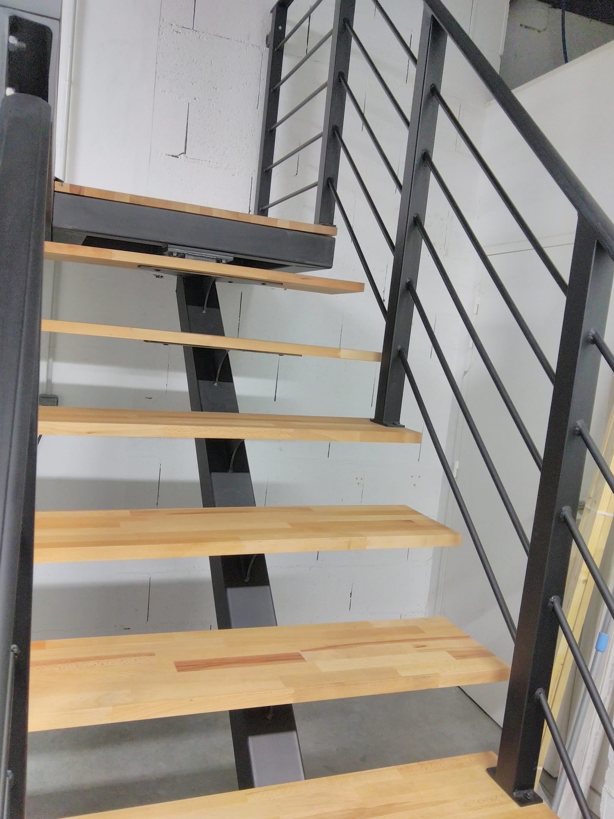 Pose de l'Escalier avec Limon central crée en atelier MS RENOV VUE 5