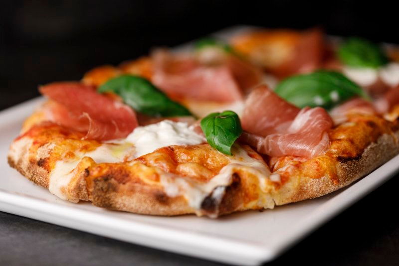 La nostra Pinsa è la rivisitazione di un'antica ricetta che risale ai tempi dell'antica Roma: un impasto rivisitato composta da Farina di Riso, Frumento, Soia e Lievito Madre. Grazie alla lunga lievitazione (48/72 ore) è un prodotto altamente digeribile e leggero che "non gonfia la pancia"