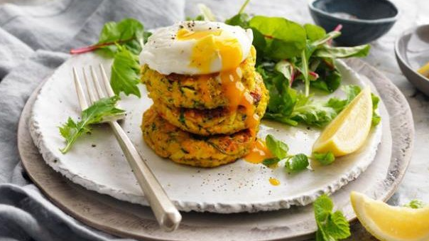 Healthy green vegie fritters with poached eggs