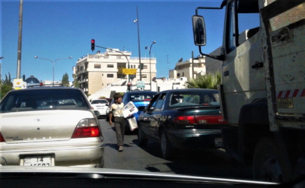 طفل يعمل في بيع الجرائد/ الصويفية