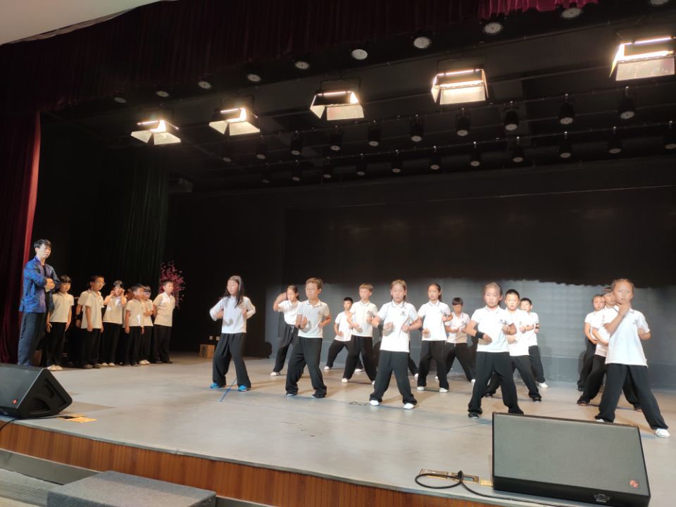 Kids dancing in Songjiang