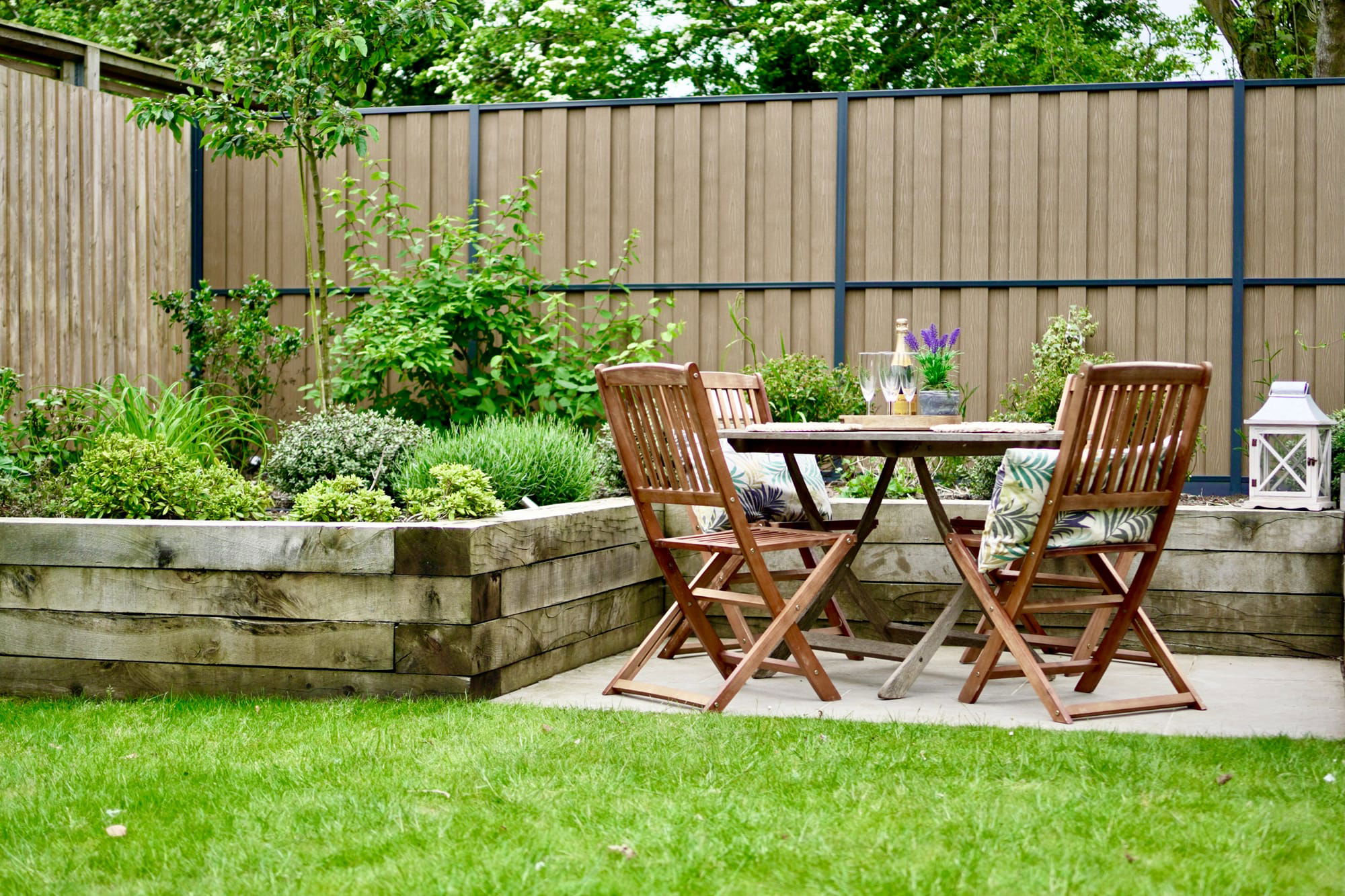 DuraPost Vento Panel in Natural with Anthracite Grey Post & Rail.