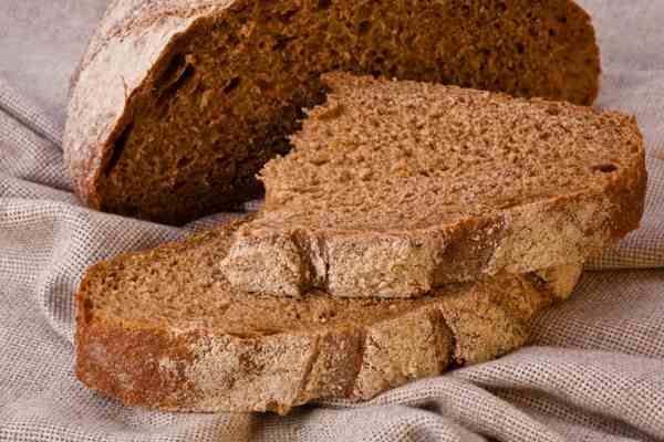 خبير تغذية بريطاني يبين مخاطر الخبز الأسود على مرضى السكري