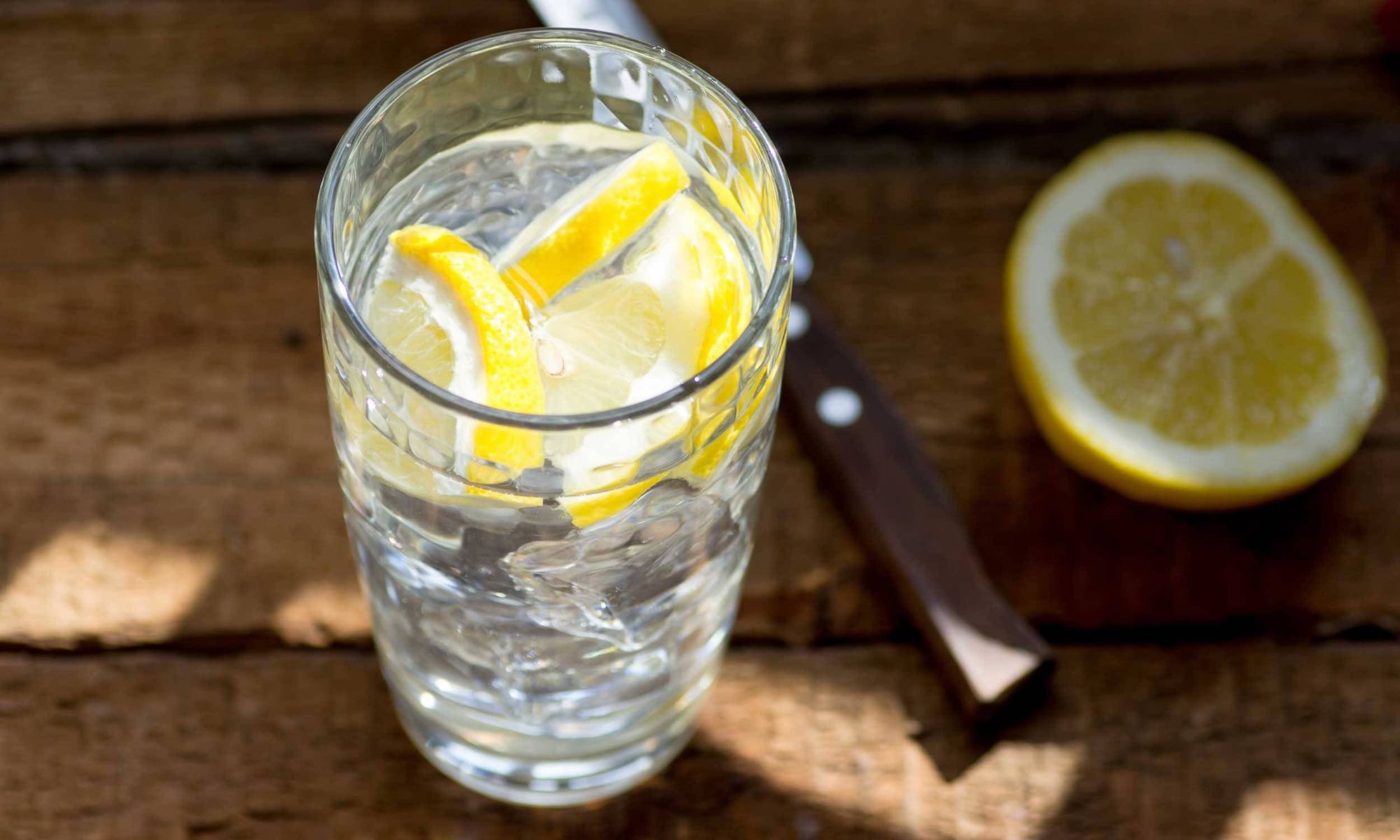من يفيده شرب الماء مع الليمون؟