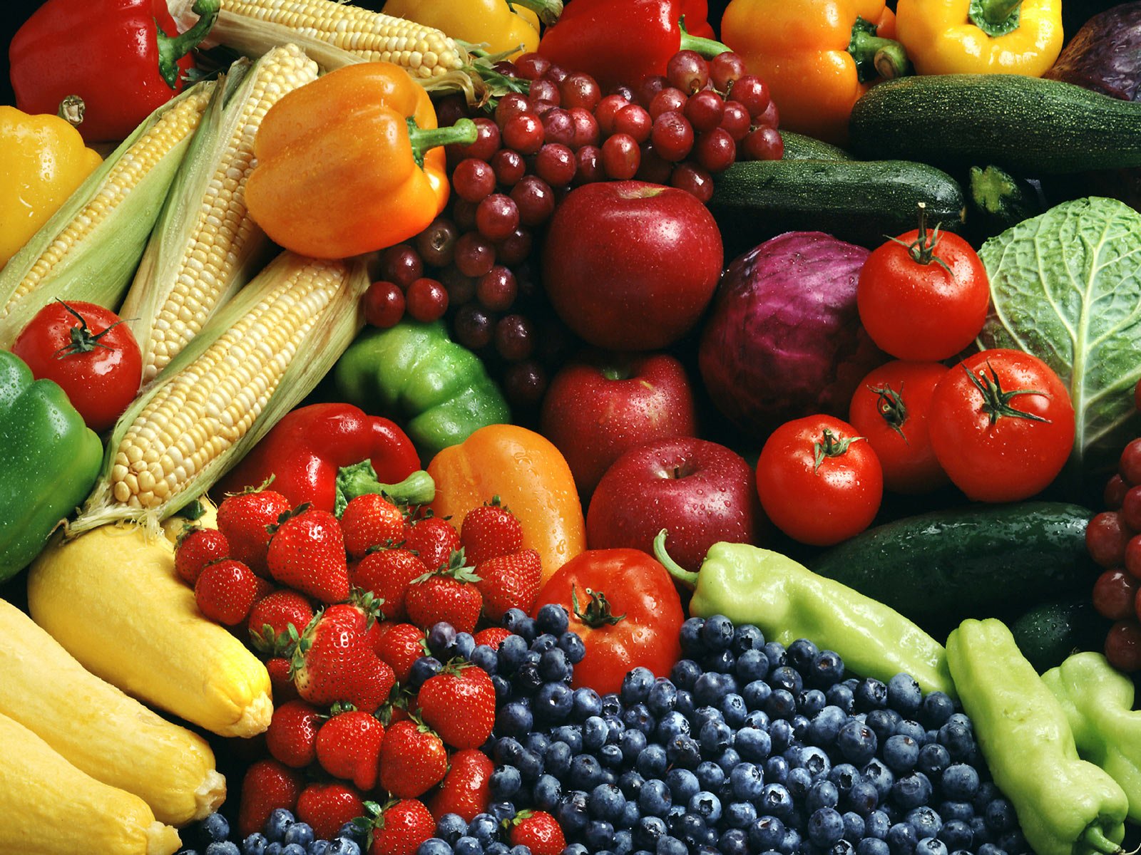 أخصائية تغذية تدحض "أسطورة" لون الخضروات والفواكه الأكثر صحة