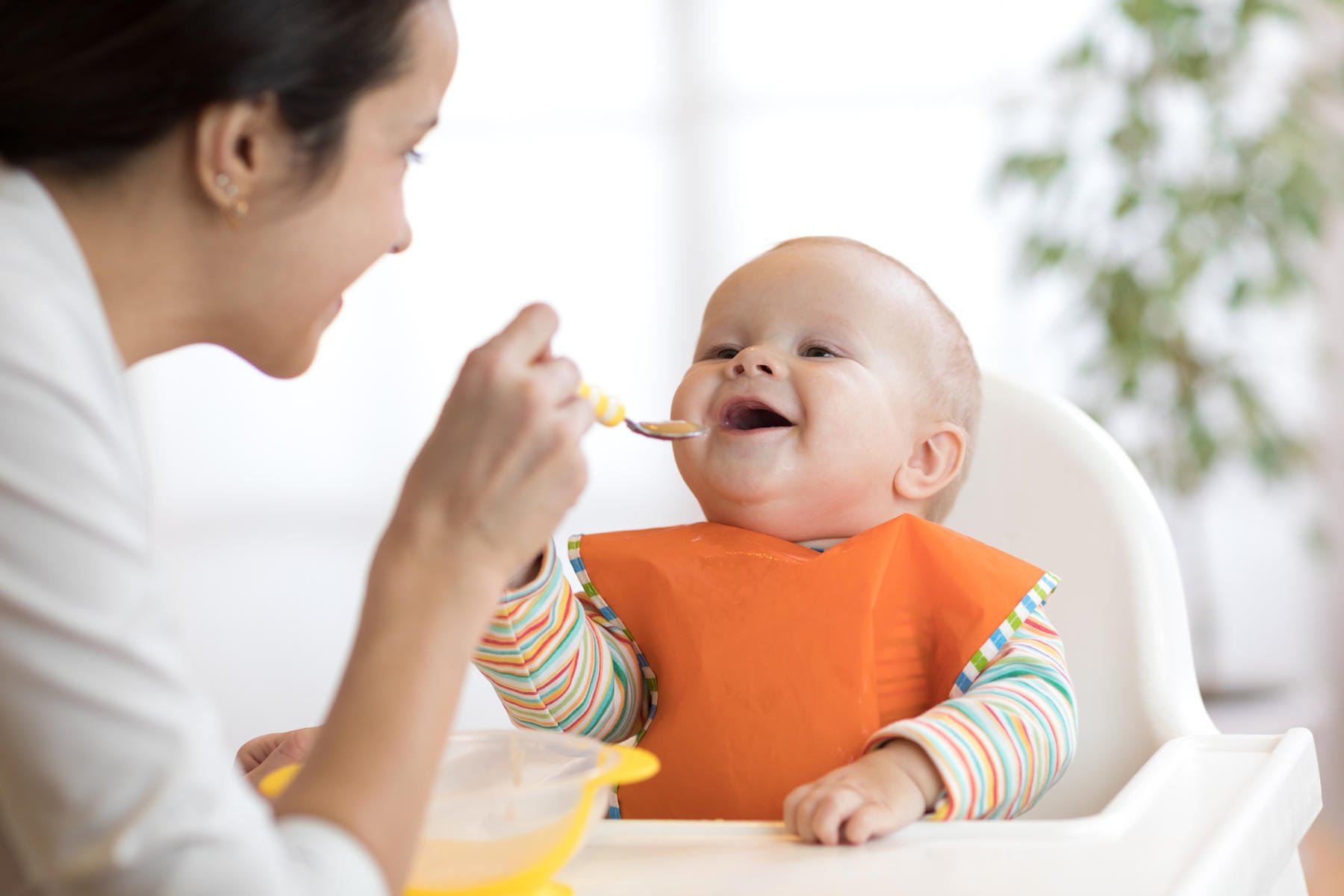 7 أخطاء تفاديها عند إطعام طفلك لأول مرة