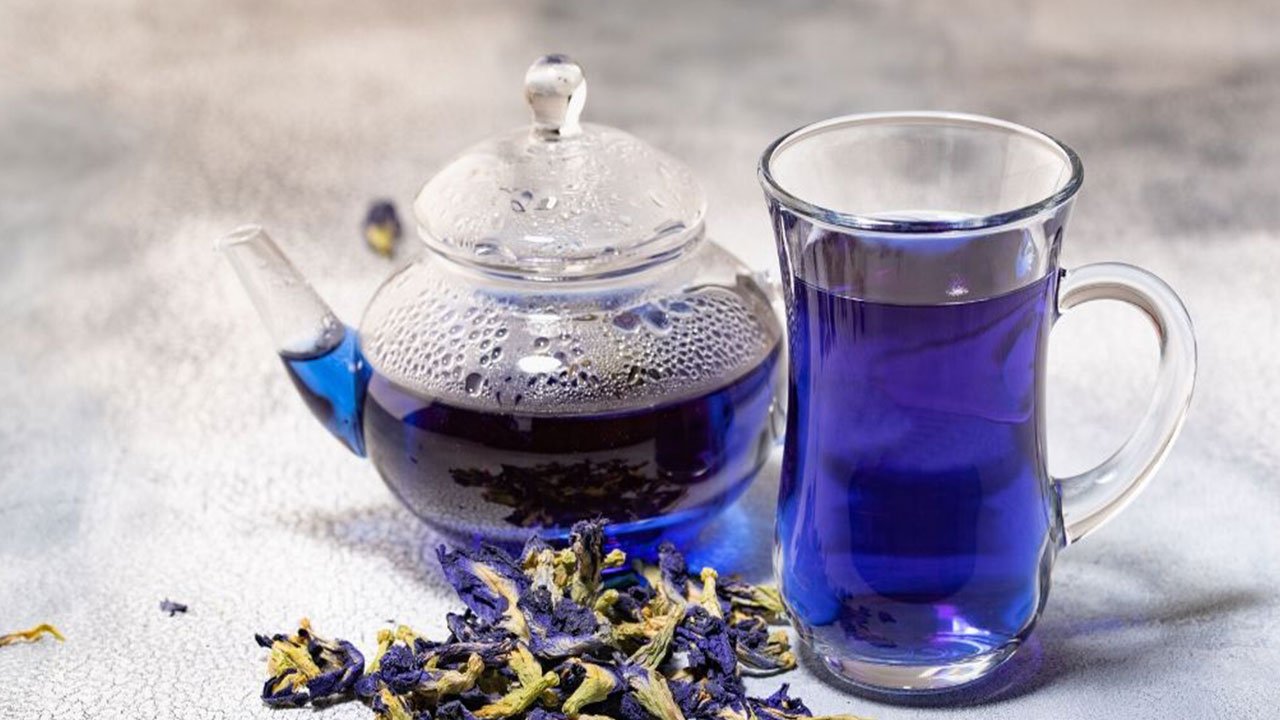 الشاي الأزرق... اكتشاف سعودي يحمي من مخاطر صحية جمة