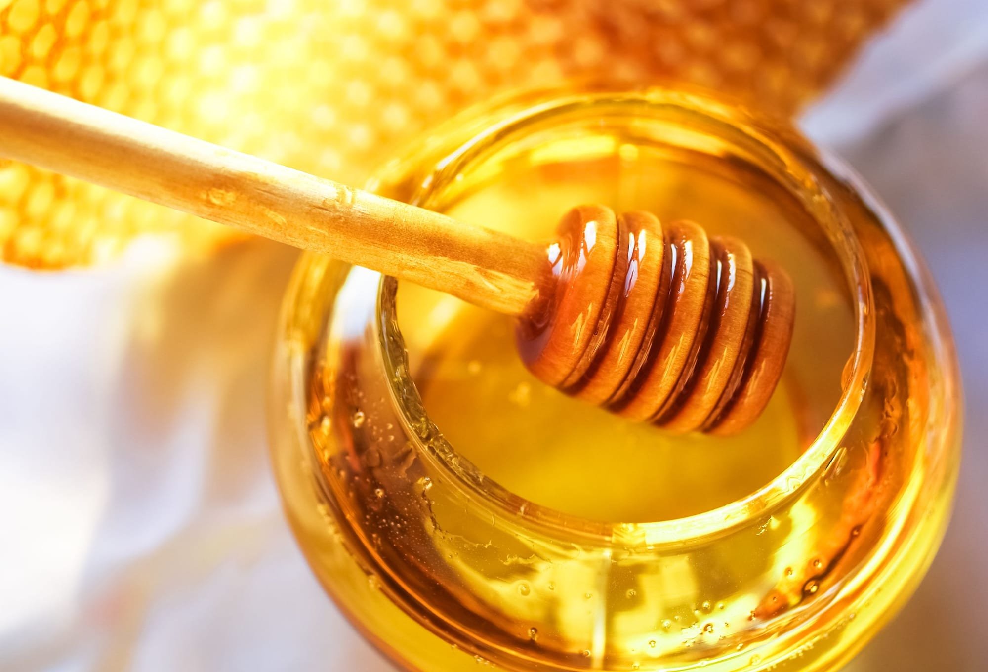 6 أضرار للإفراط في تناول عسل النحل
