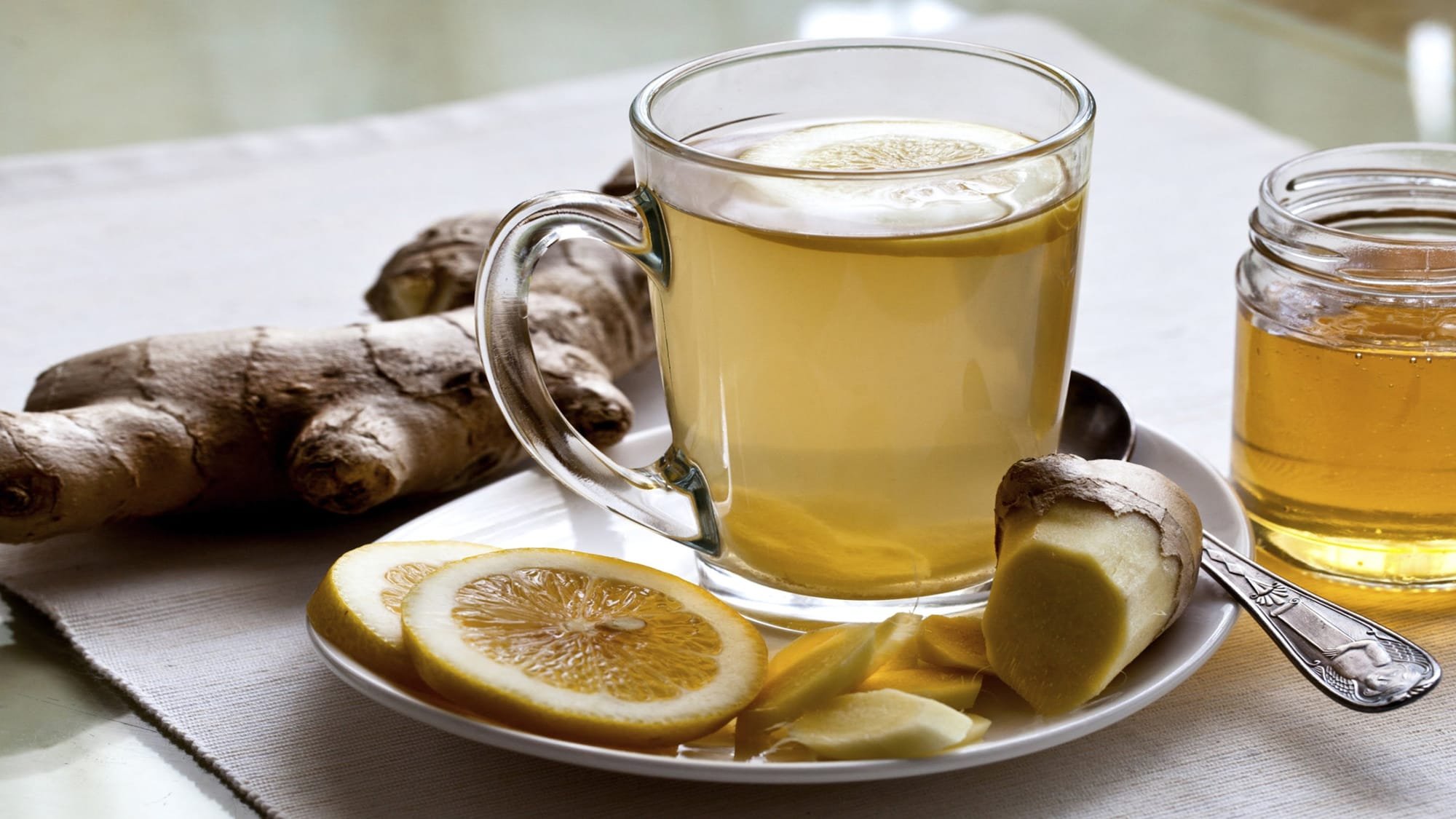 تحذير من تناول عصير الليمون الدافئ أو إضافته لمشروبات ساخنة