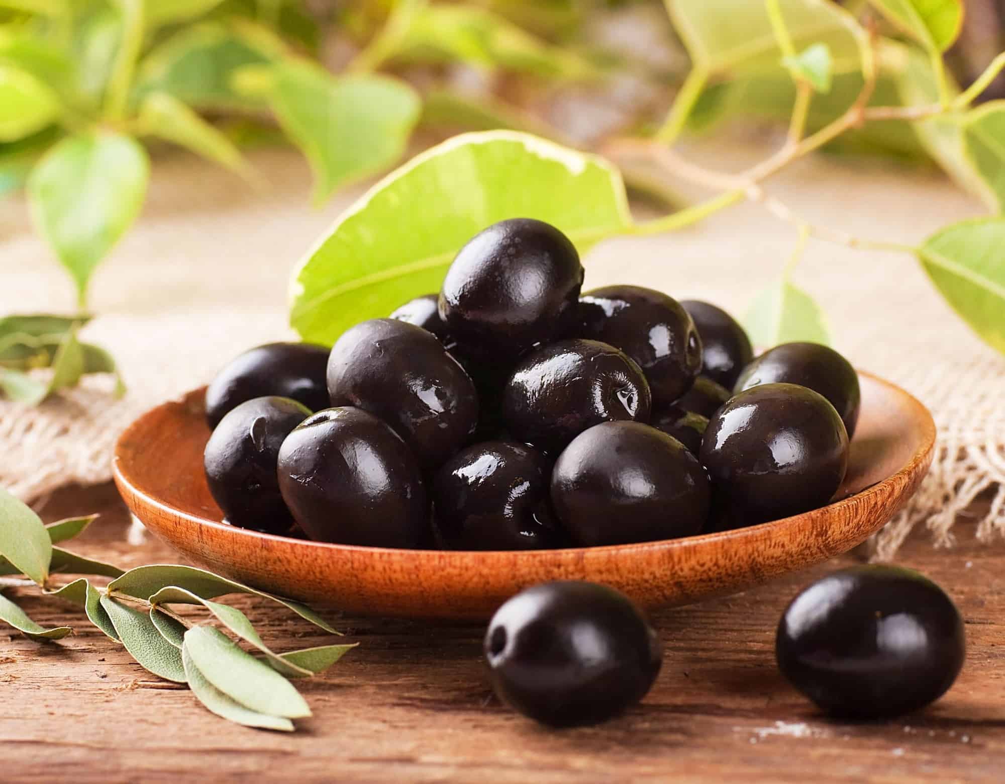 8 فوائد تجعلك تتناول الزيتون الأسود يوميا