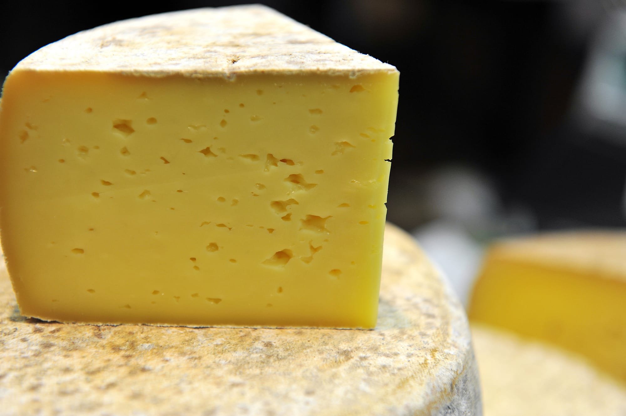 خبير تغذية يحذر من "الجبن الرومي": يسبب الجلطات وتصلب الشرايين