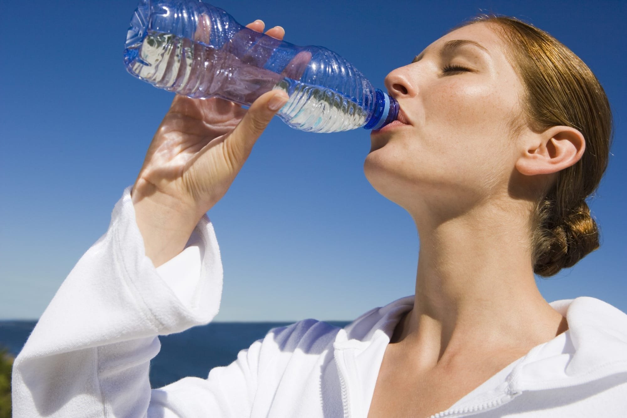 ما كمية الماء التي يجب شربها في اليوم لإطالة العمر؟