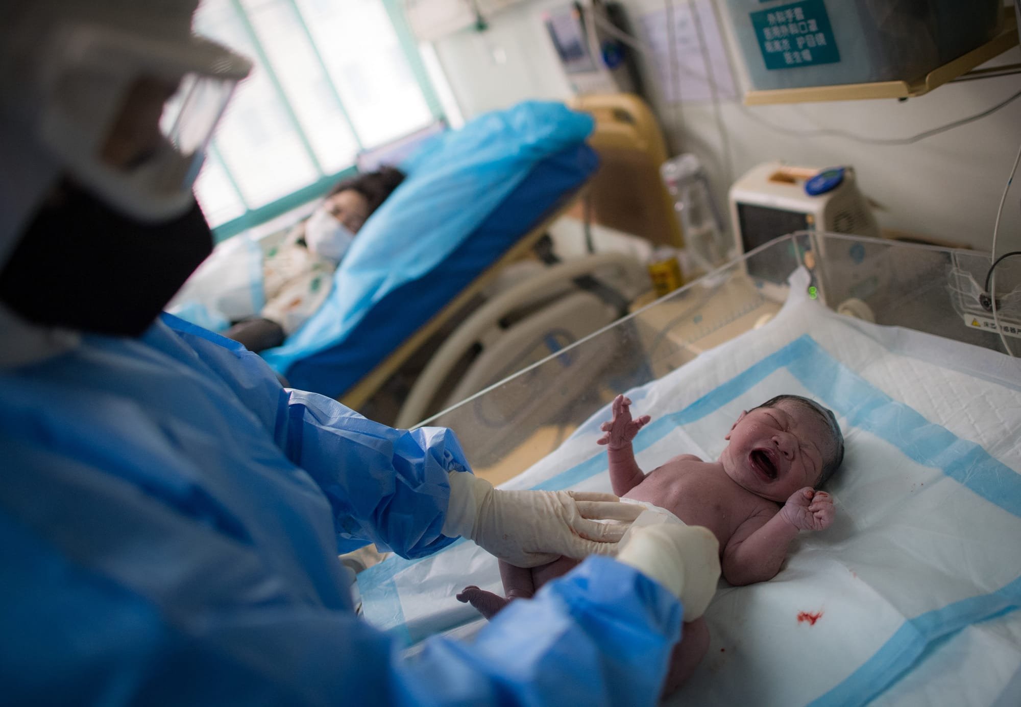 هل يمكن للأمهات نقل مناعة "كوفيد-19" إلى أطفالهن حديثي الولادة؟
