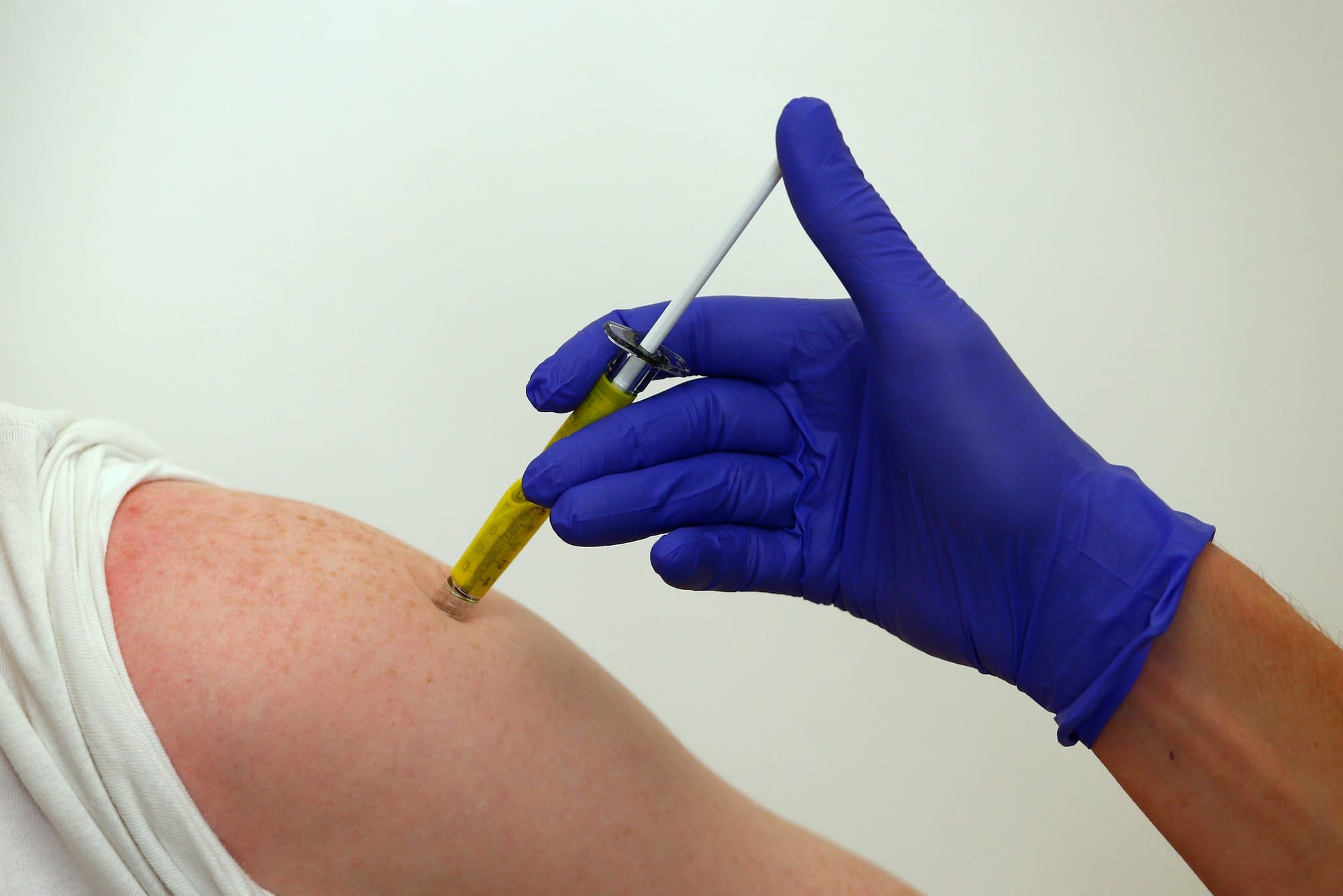شركة جونسون آند جونسون تقول إن طفرات "كوفيد – 19" تتطلب تطعيما سنويا