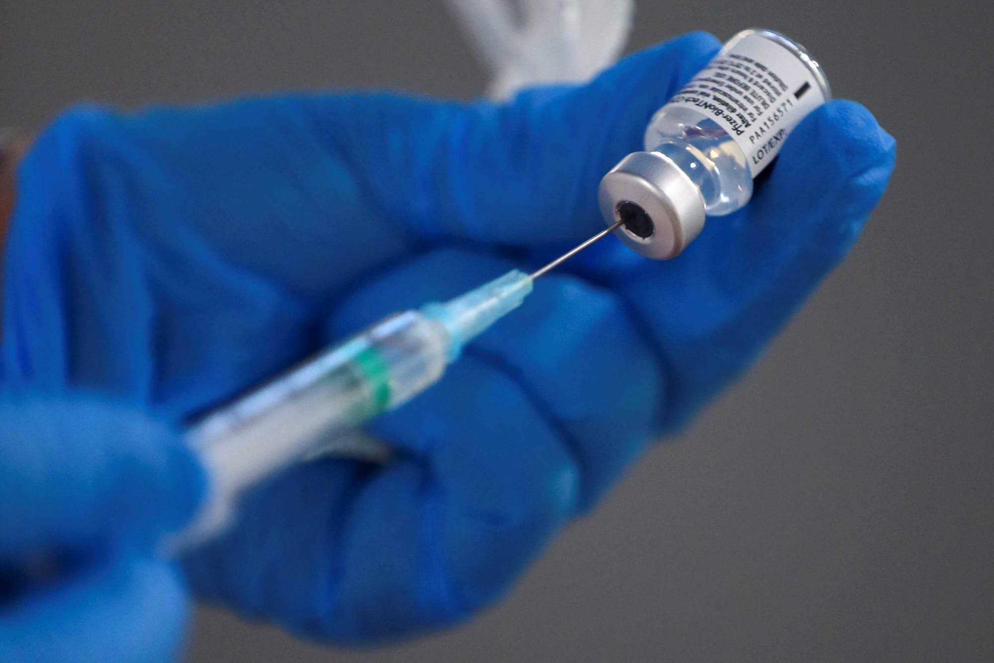 لماذا أوصت فرنسا بجرعة واحدة من اللقاح للمتعافين من "كورونا"؟