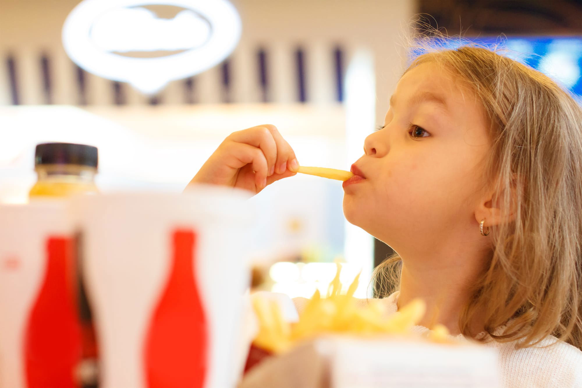 كيف تعد أطفالك لمواجهة إغراءات إعلانات الأطعمة غير الصحية؟