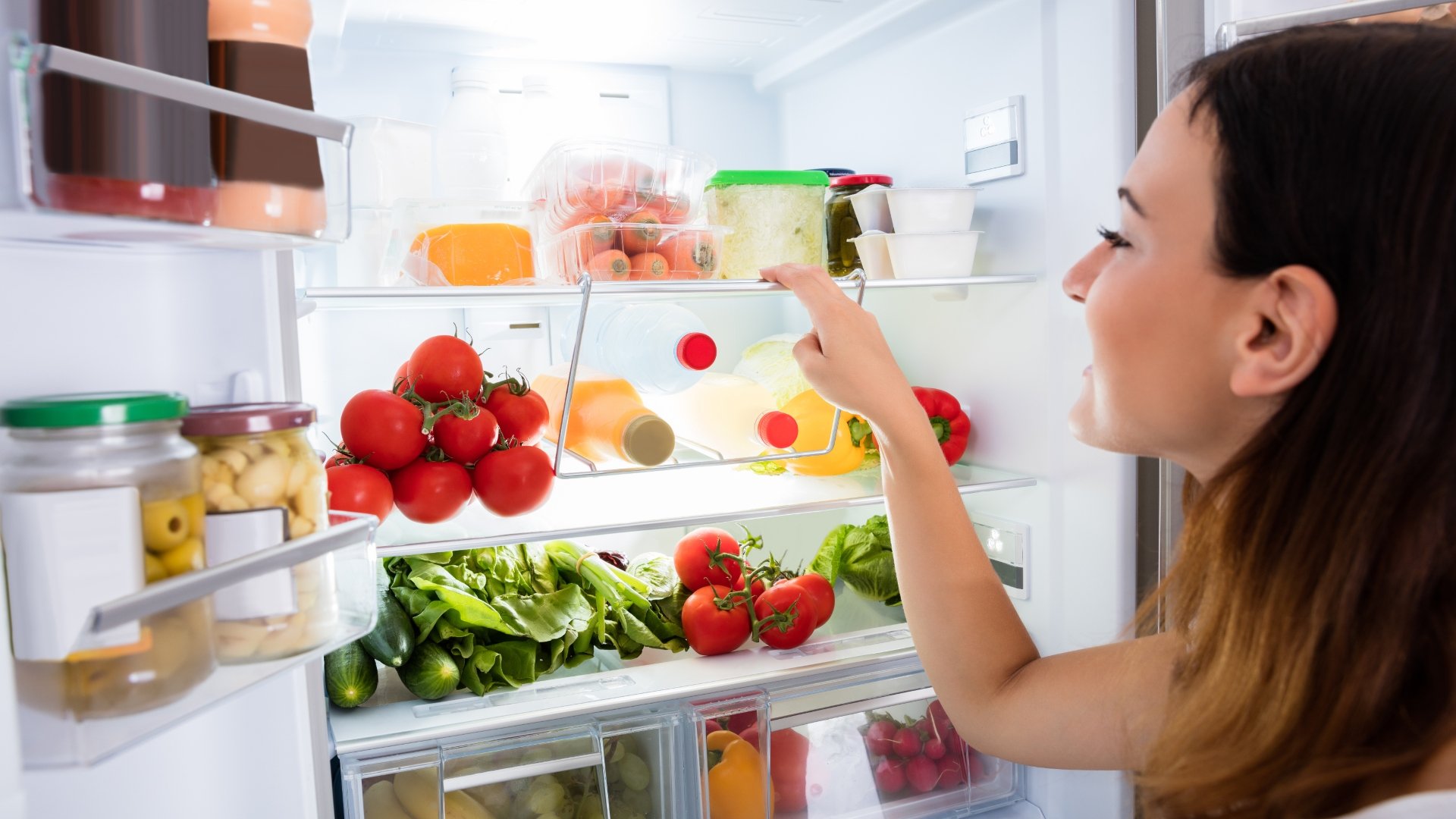تحذير من ترك الأطعمة المعلبة مفتوحة في الثلاجة
