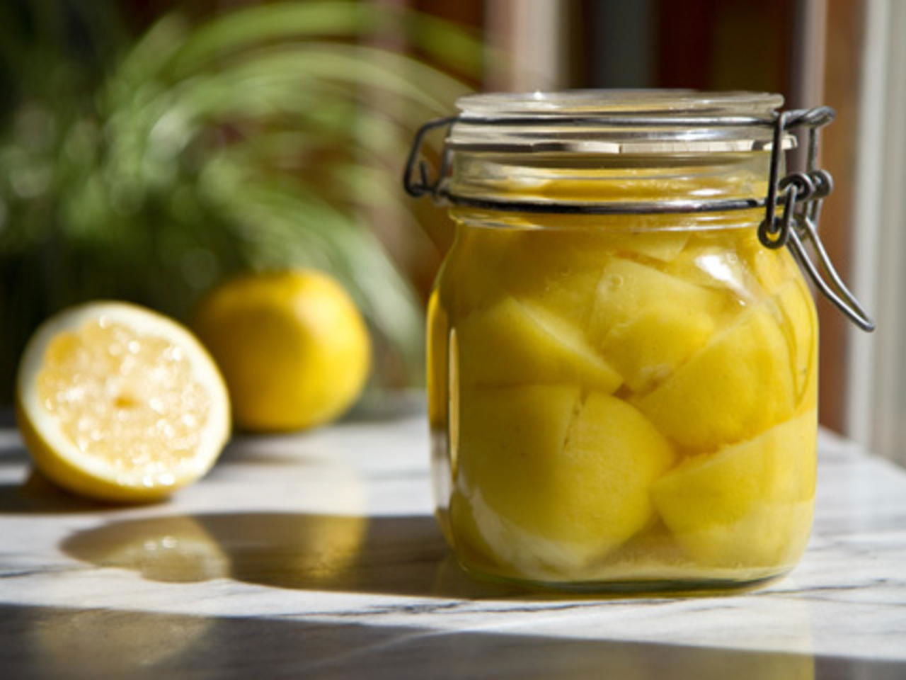 أسباب تدفعك إلى تضمين مخلل الليمون في نظامك الغذائي