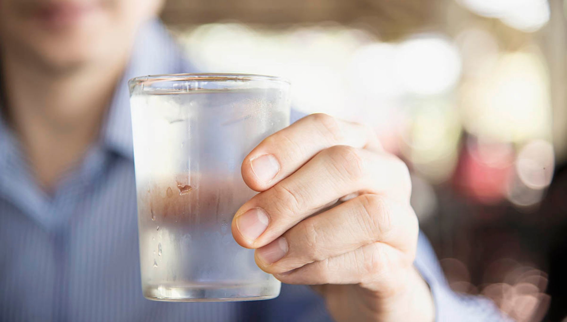 تسبب مرض قاتل.. 5 عادات خاطئة عليك تجنبها عند شرب الماء