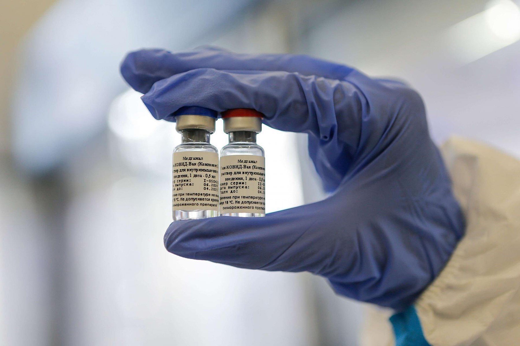 هيئة الدواء المصرية تمنح ترخيص الاستخدام الطارئ للقاحي سبوتنيك V واسترازينيكا