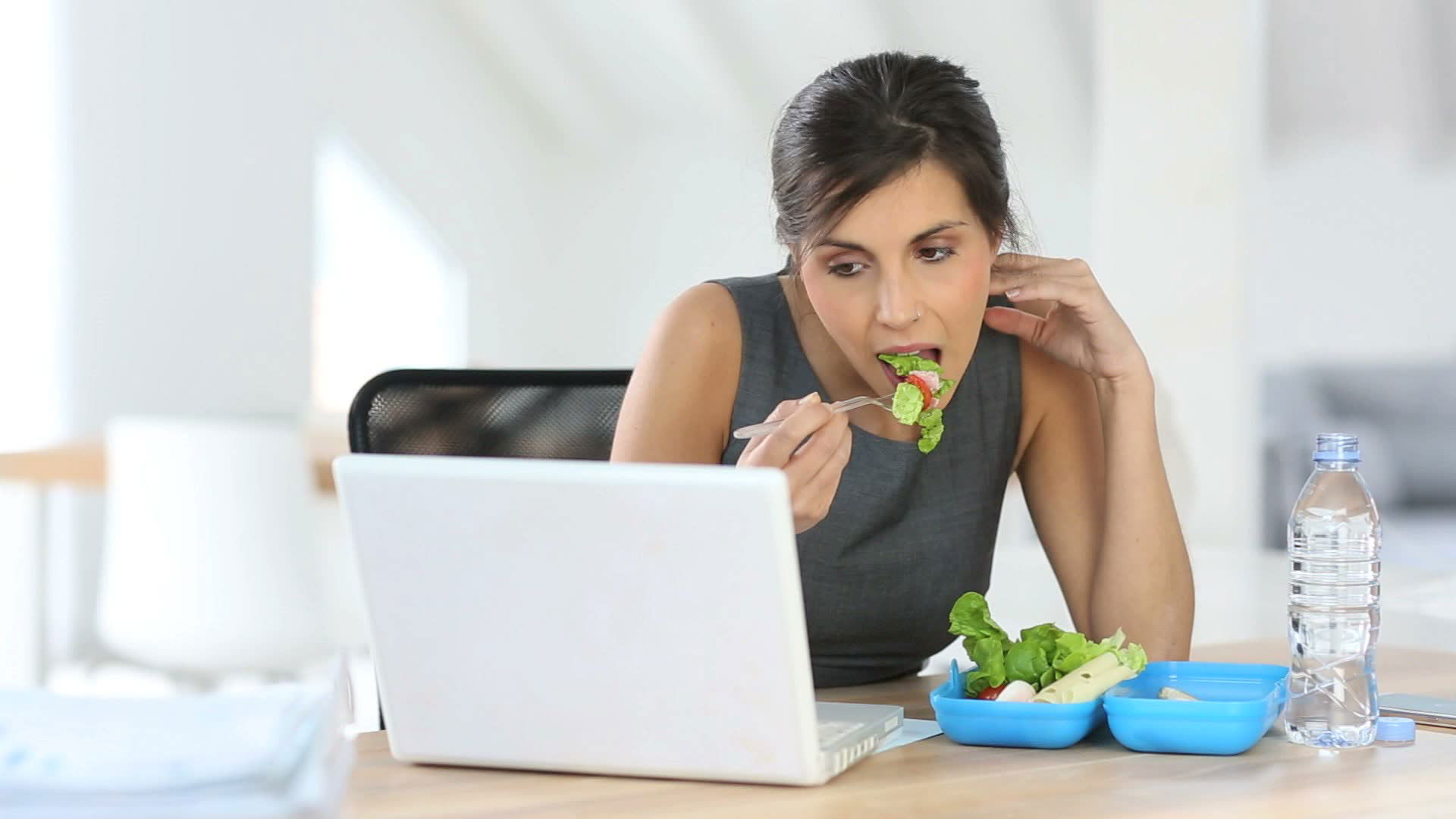 5 نصائح لتناول وجبة خفيفة صحية فى العمل