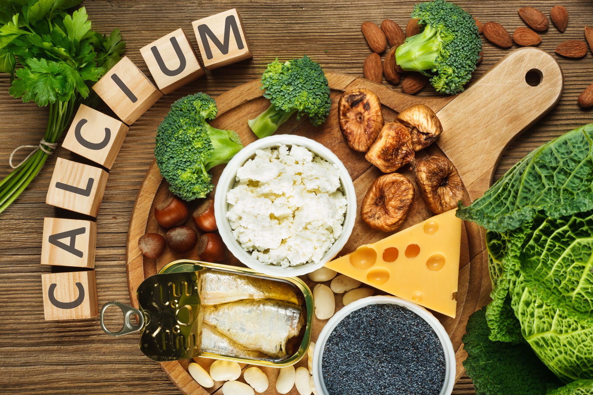 5 مصادر غذائية من الكالسيوم يجب تناولها باعتدال.. منها الجبن والمكسرات