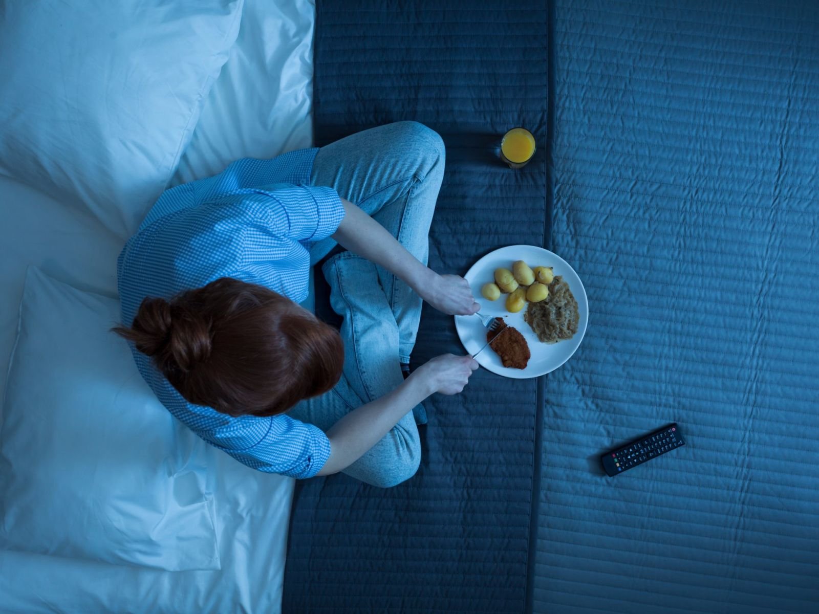 هل صحيح أن الأكل بعد الساعة 6 مساء مضر؟.. دراسة تكشف الجواب