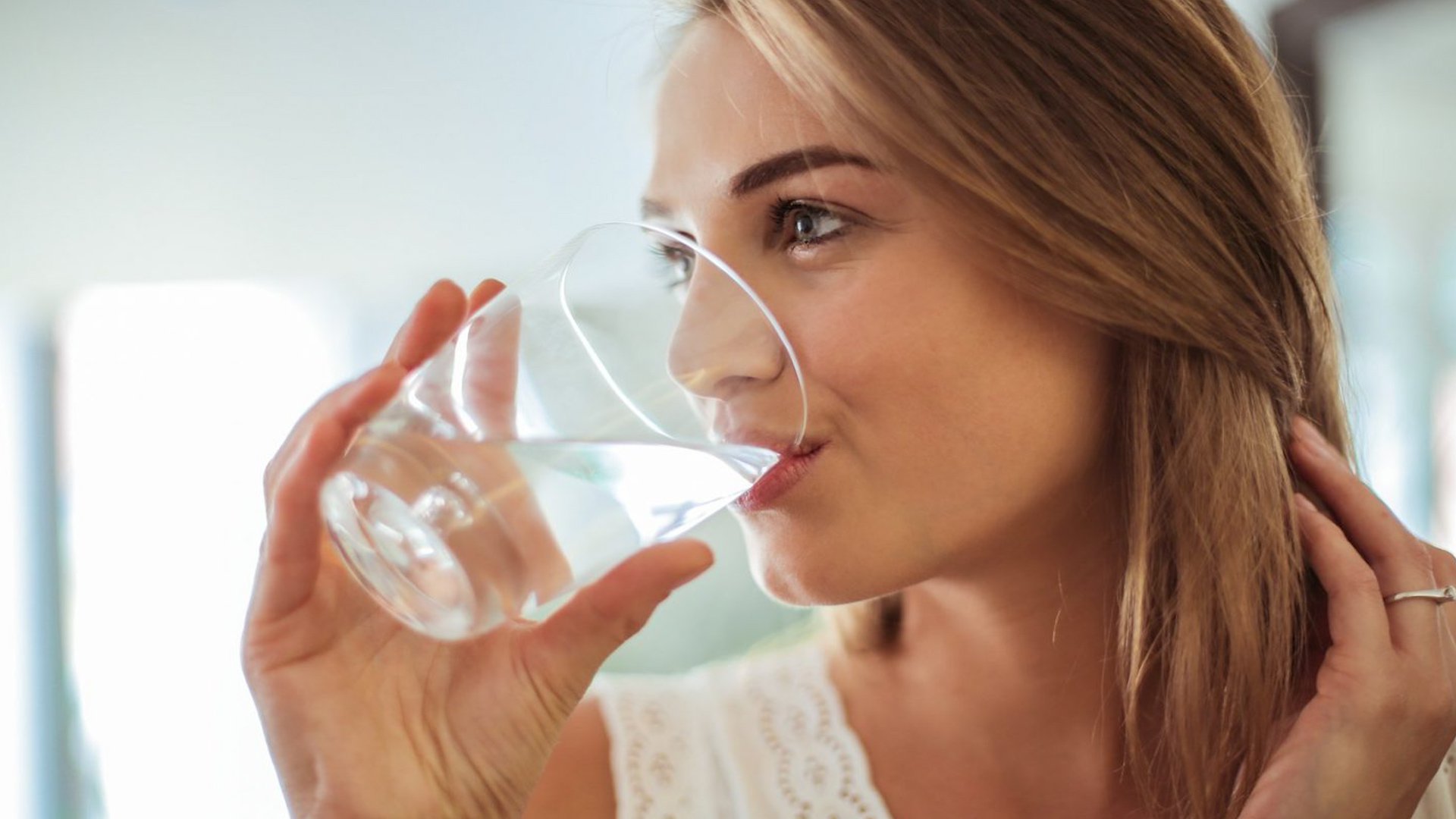 هل يساعد شرب الماء بتسريع التمثيل الغذائي؟