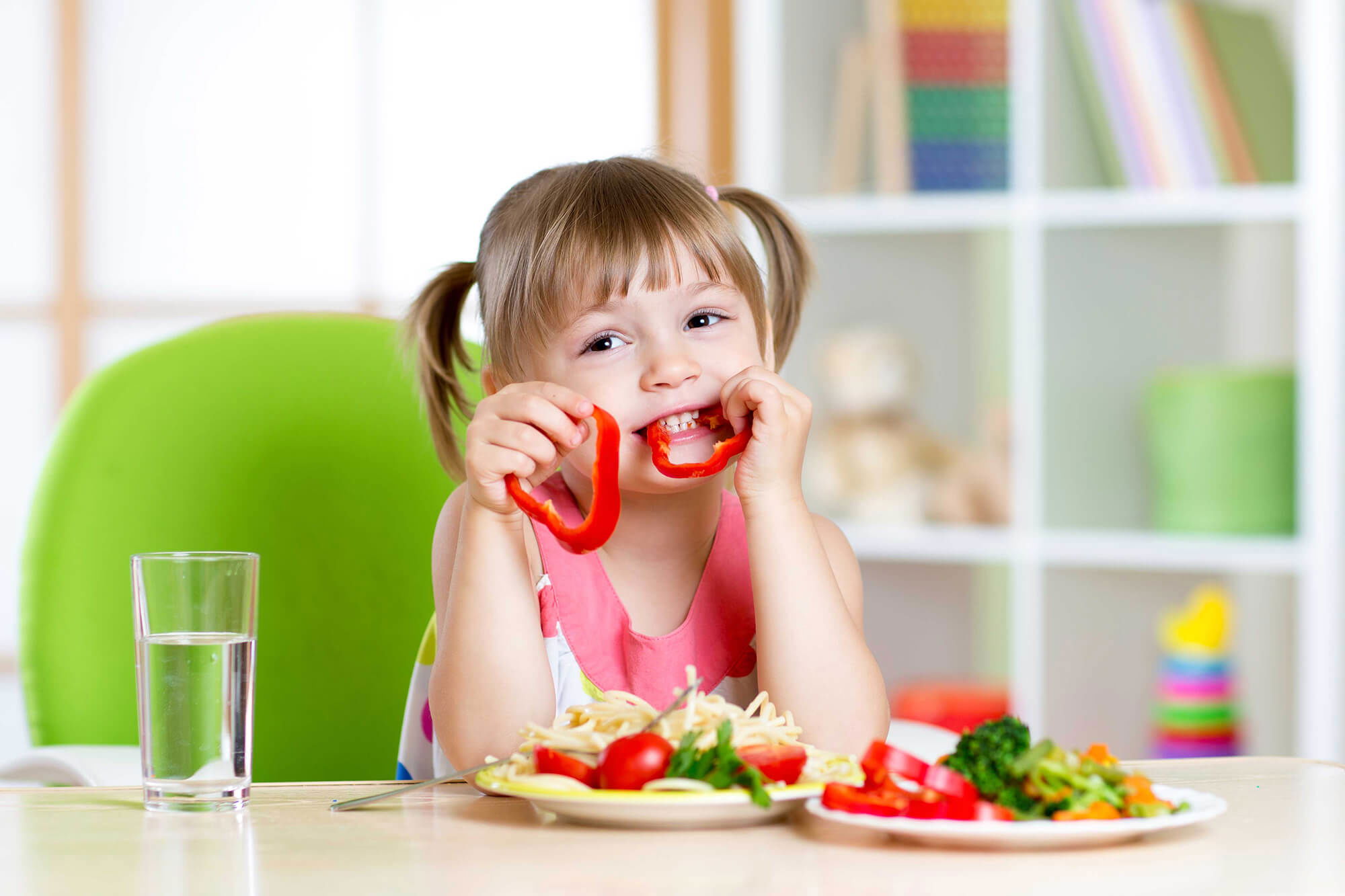 قائمة أطعمة للطفل ذي العامين الغنية بالفوائد