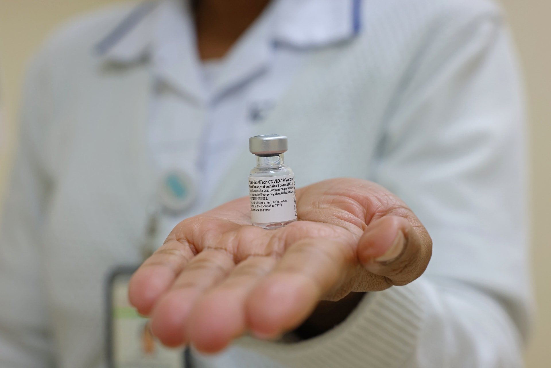 علماء يبددون الاعتقادات الخاطئة حول التطعيم ضد كورونا