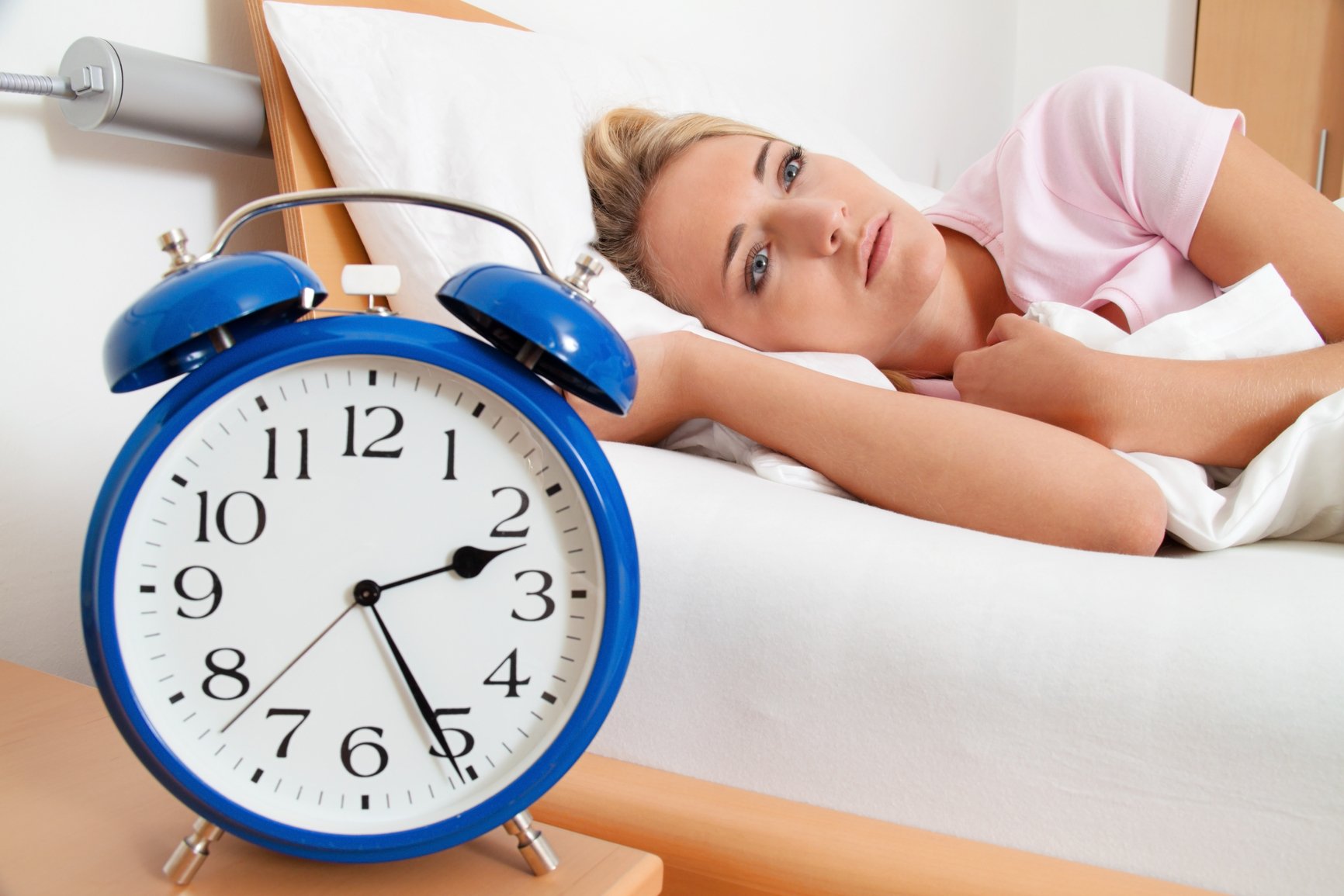 7 عادات غذائية خاطئة تؤثر على استقرار نومك