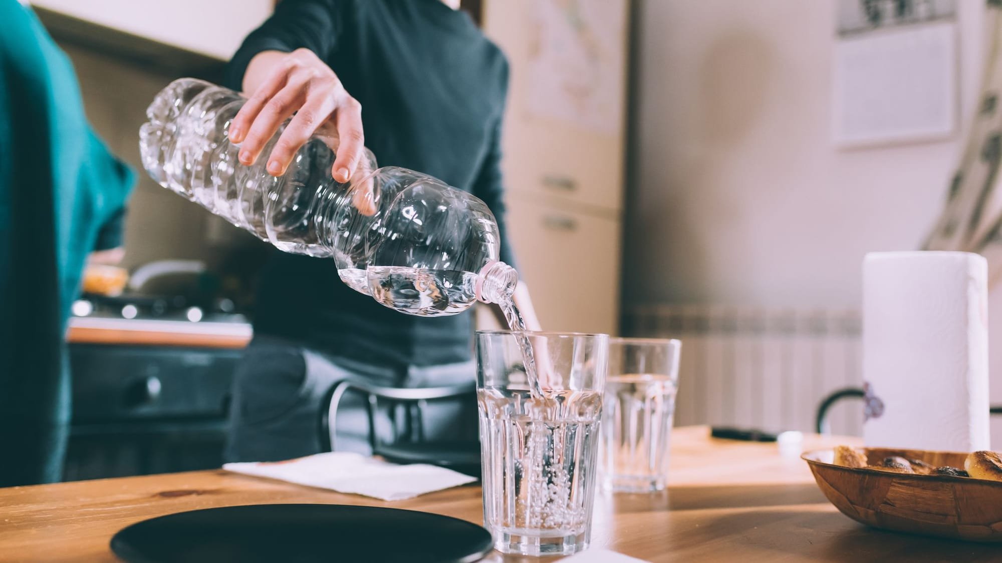 ما أضرار شرب الماء أثناء تناول الطعام؟