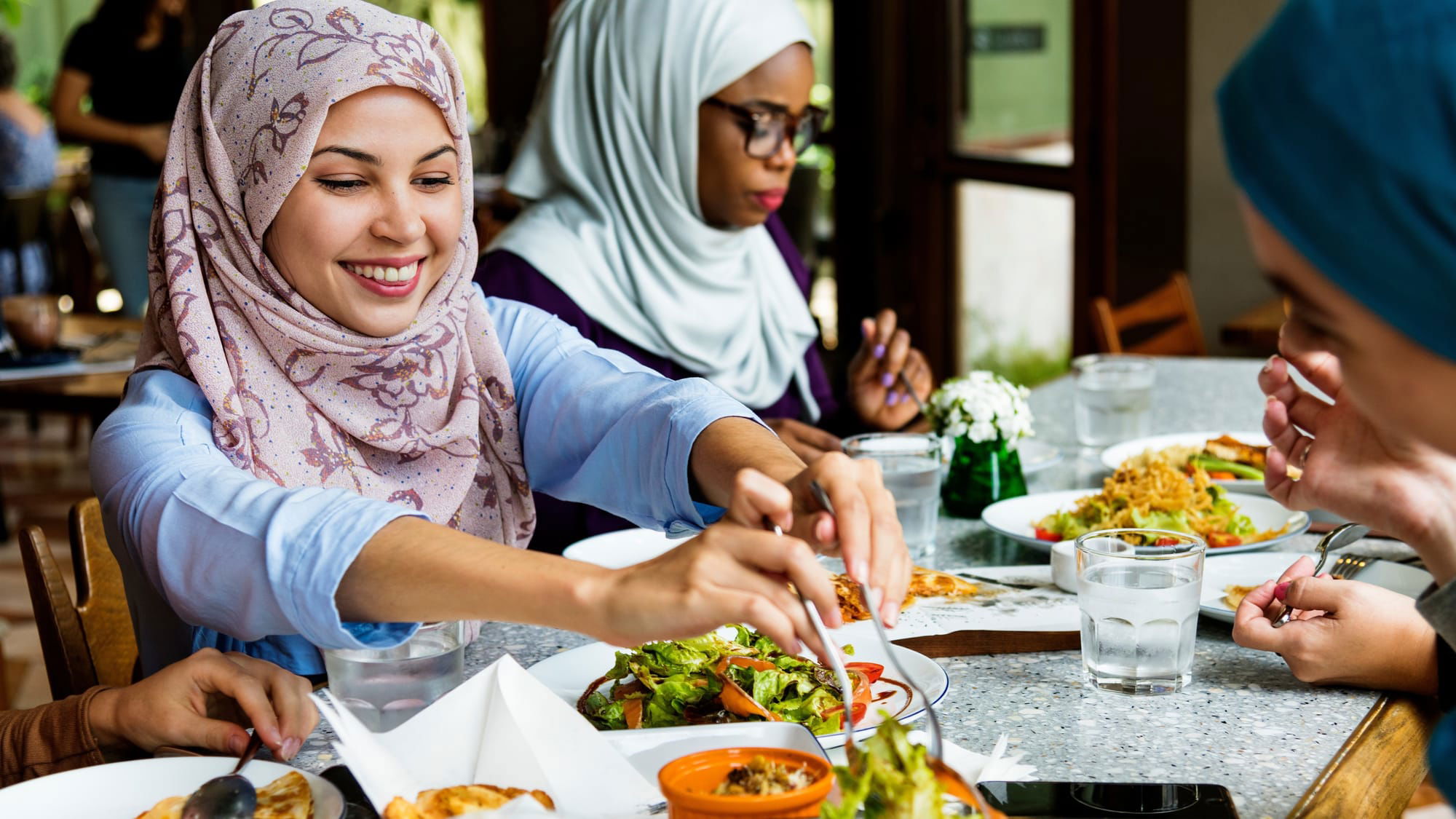 طبيب يقدم 12 نصيحة لتفادي الانتفاخ وعسر الهضم في رمضان