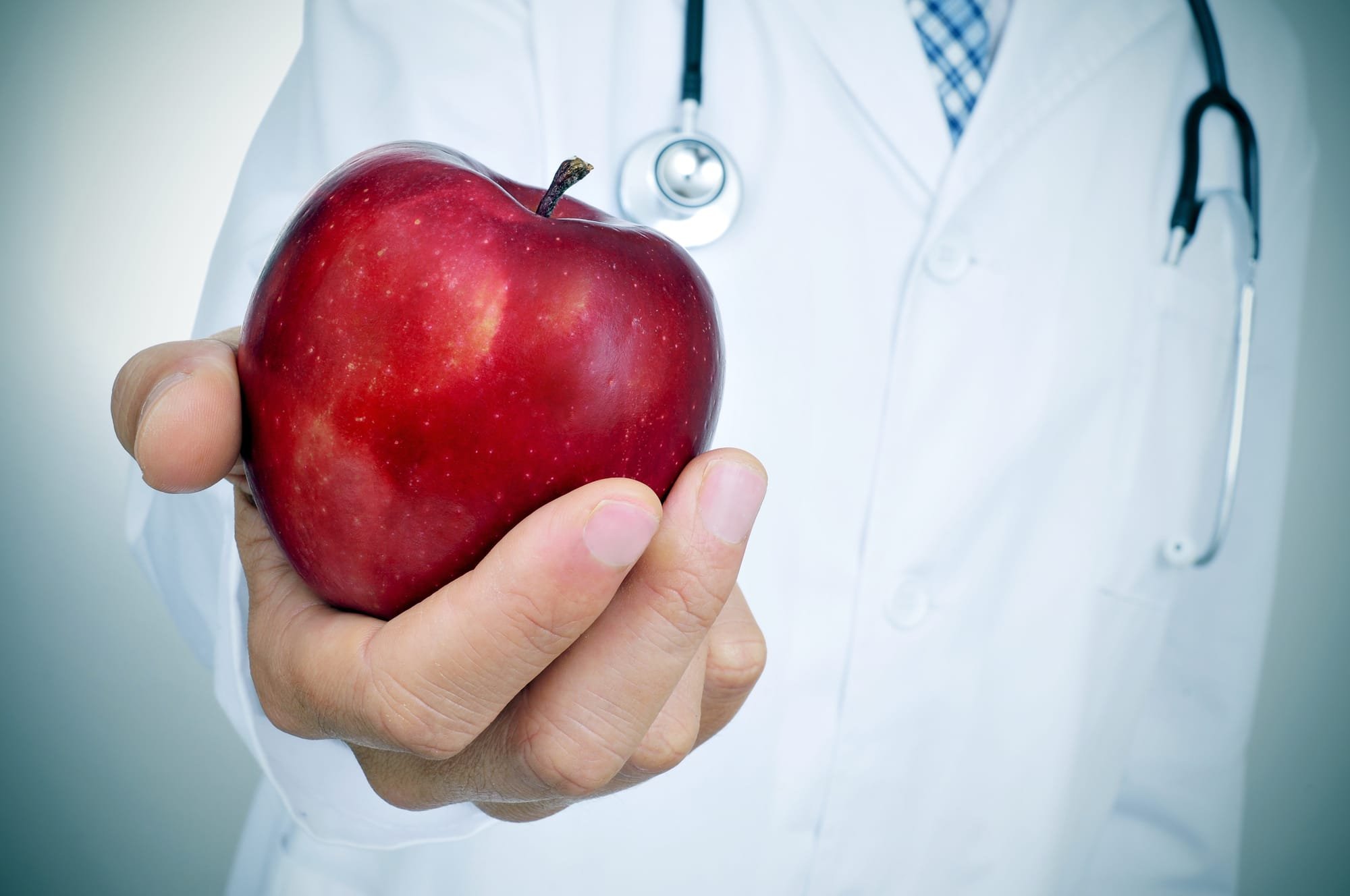 هل يمكن لتناول تفاحة يوميا أن يغنيك عن زيارة الطبيب؟