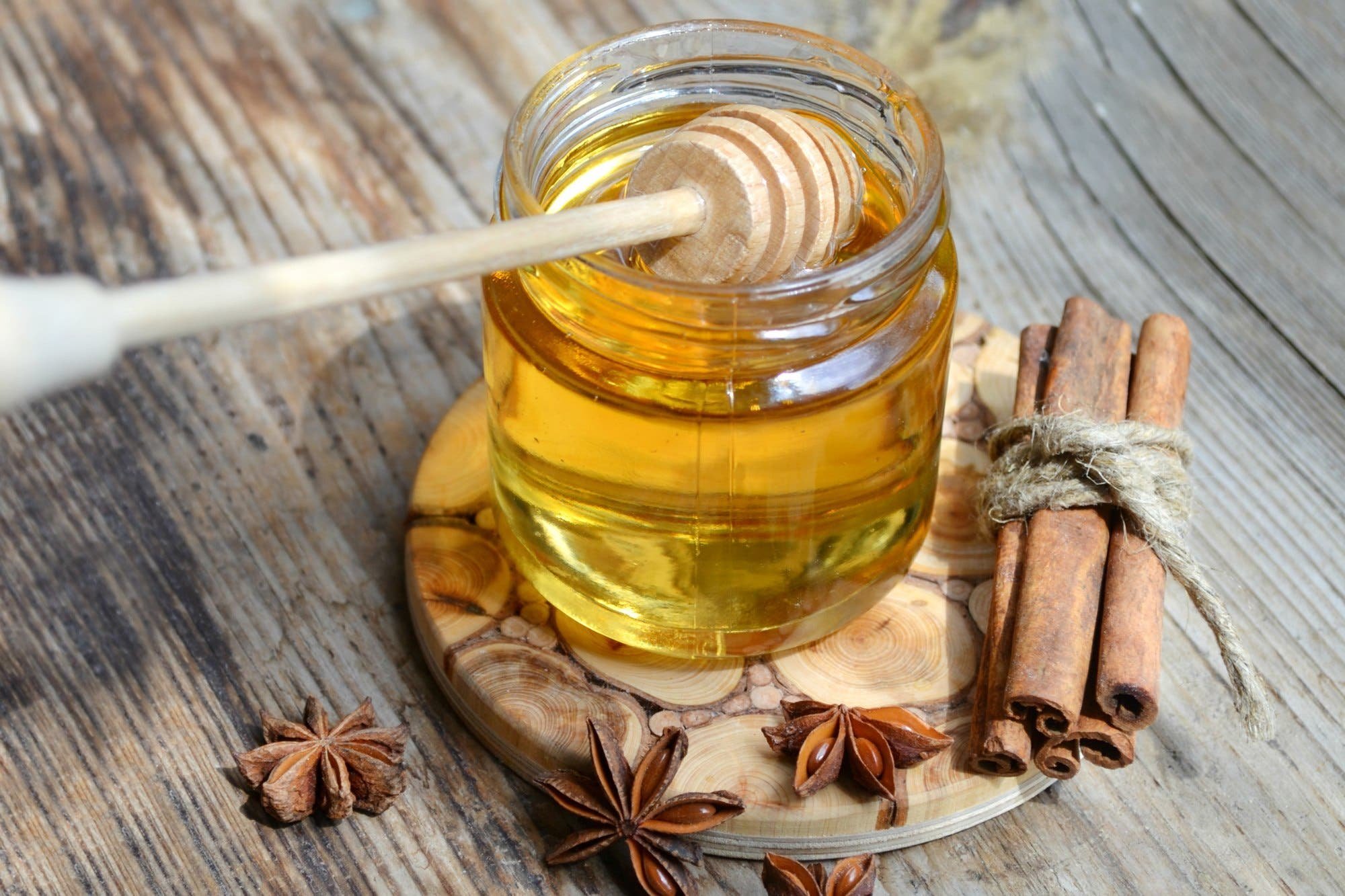للقلب والجلد والهرمونات.. دراسة تكشف فوائد ذهبية لتناول القرفة مع العسل