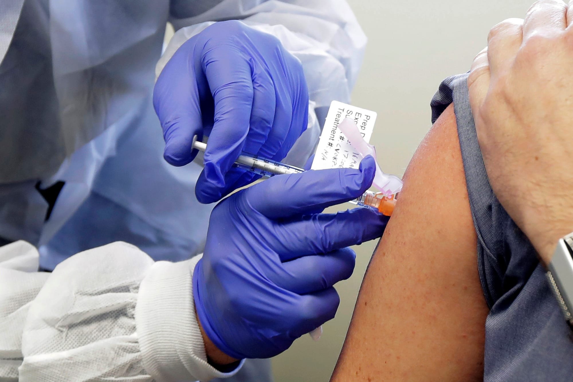 خبراء صحة: "القلق" وراء الشعور بالأعراض الجانبية للقاحات كورونا