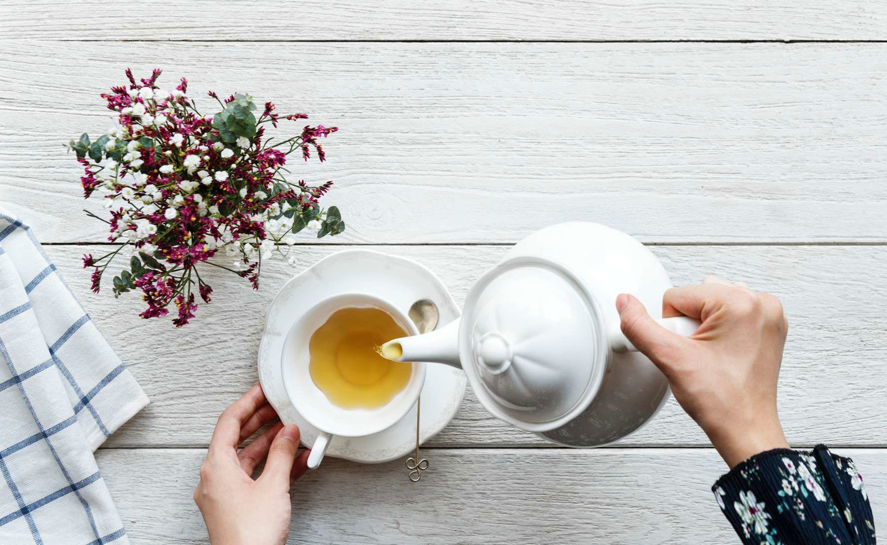 الشاى الأخضر أم الشاى باللبن.. أيهما أفضل لصحتك فى الصباح؟