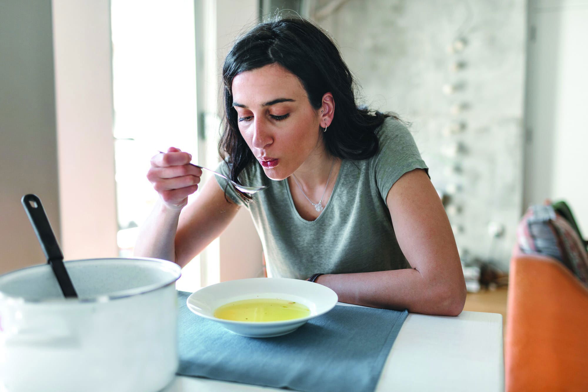 خبيرة تغذية توضح سبب حاجتنا لتناول الحساء يوميا