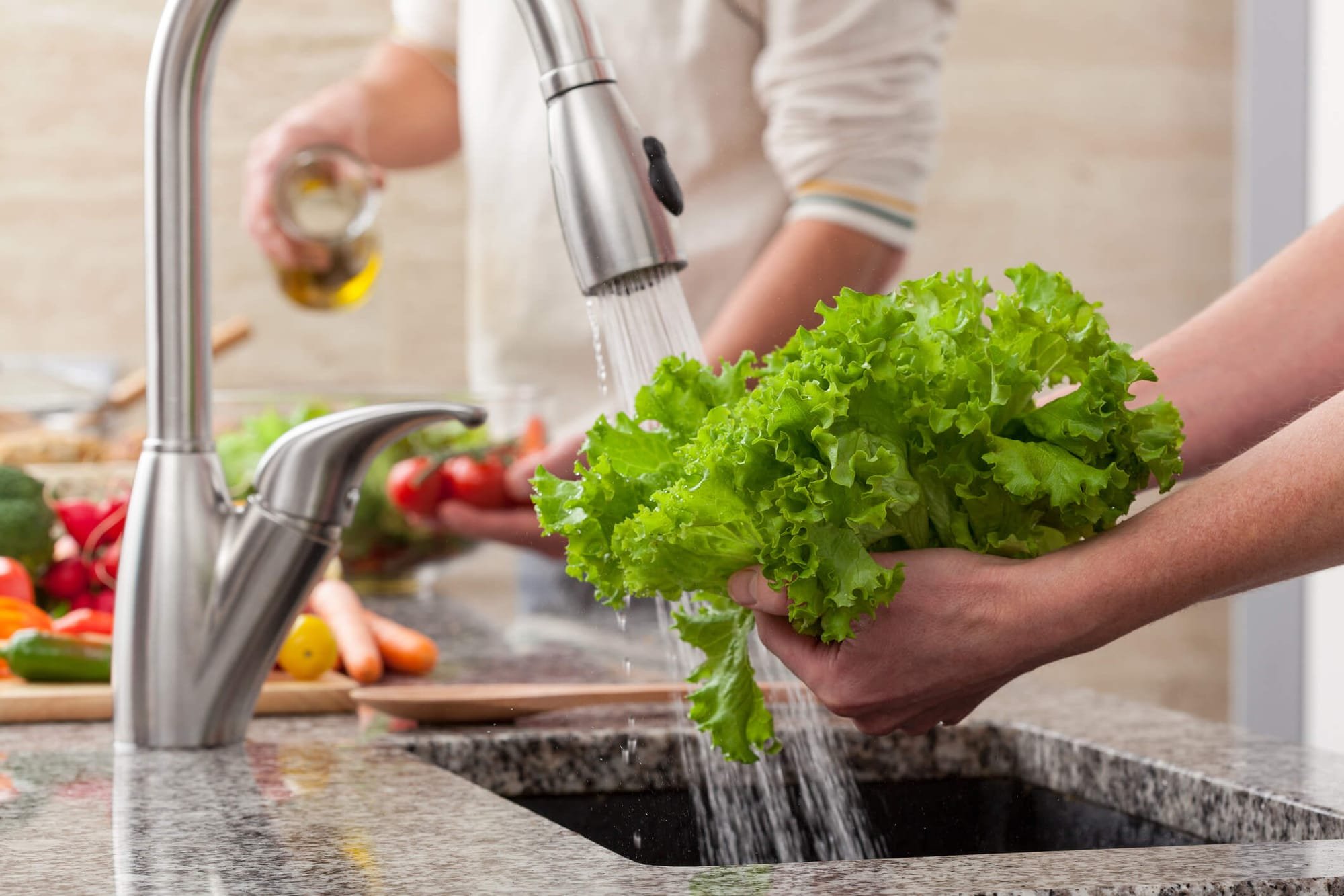 نصائح لمنع التسمم الغذائى.. أبرزها غسل اليدين والخضروات جيدا