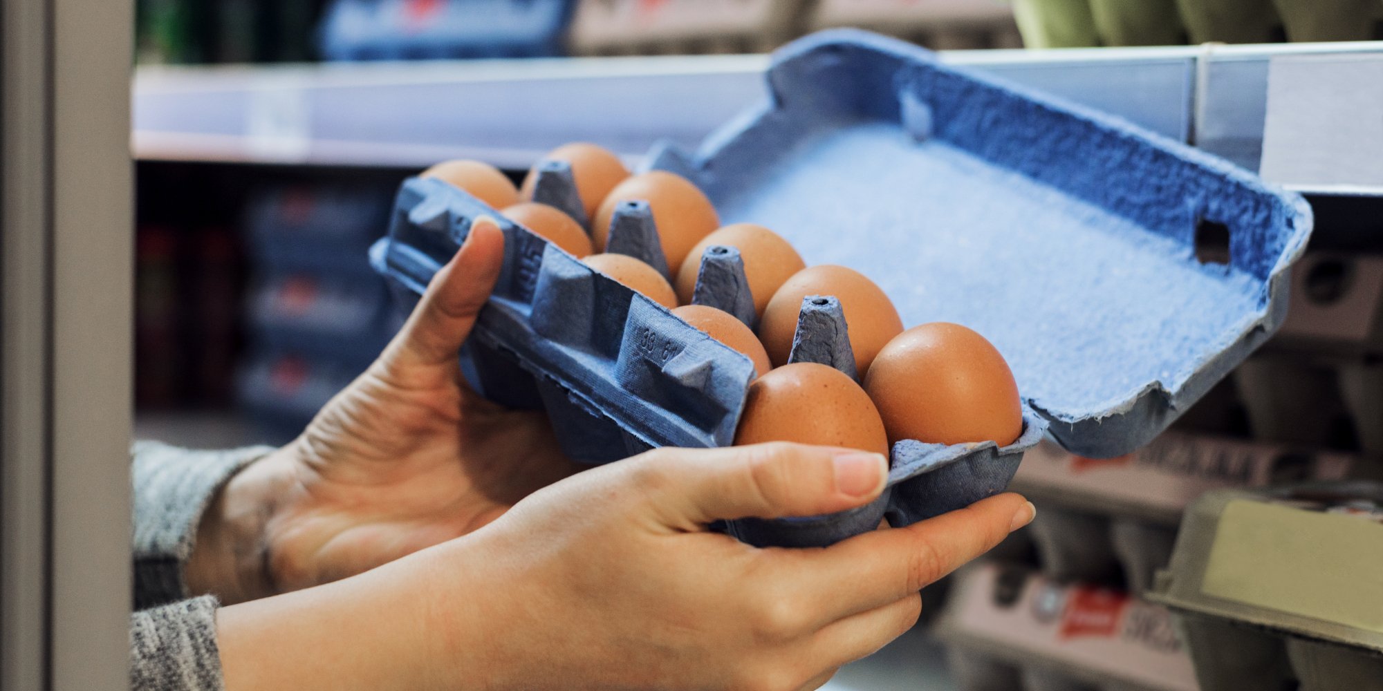 يسبب التسمم.. تخزين البيض في باب الثلاجة يشكل خطرا كبيرا