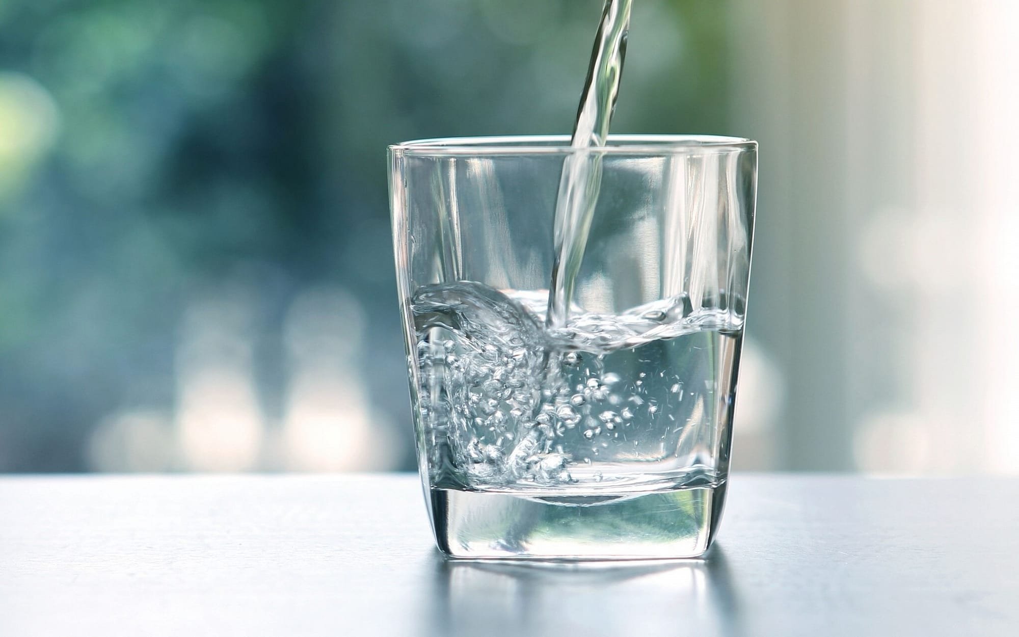 خبير تغذية يحدد الماء الأفضل للشرب
