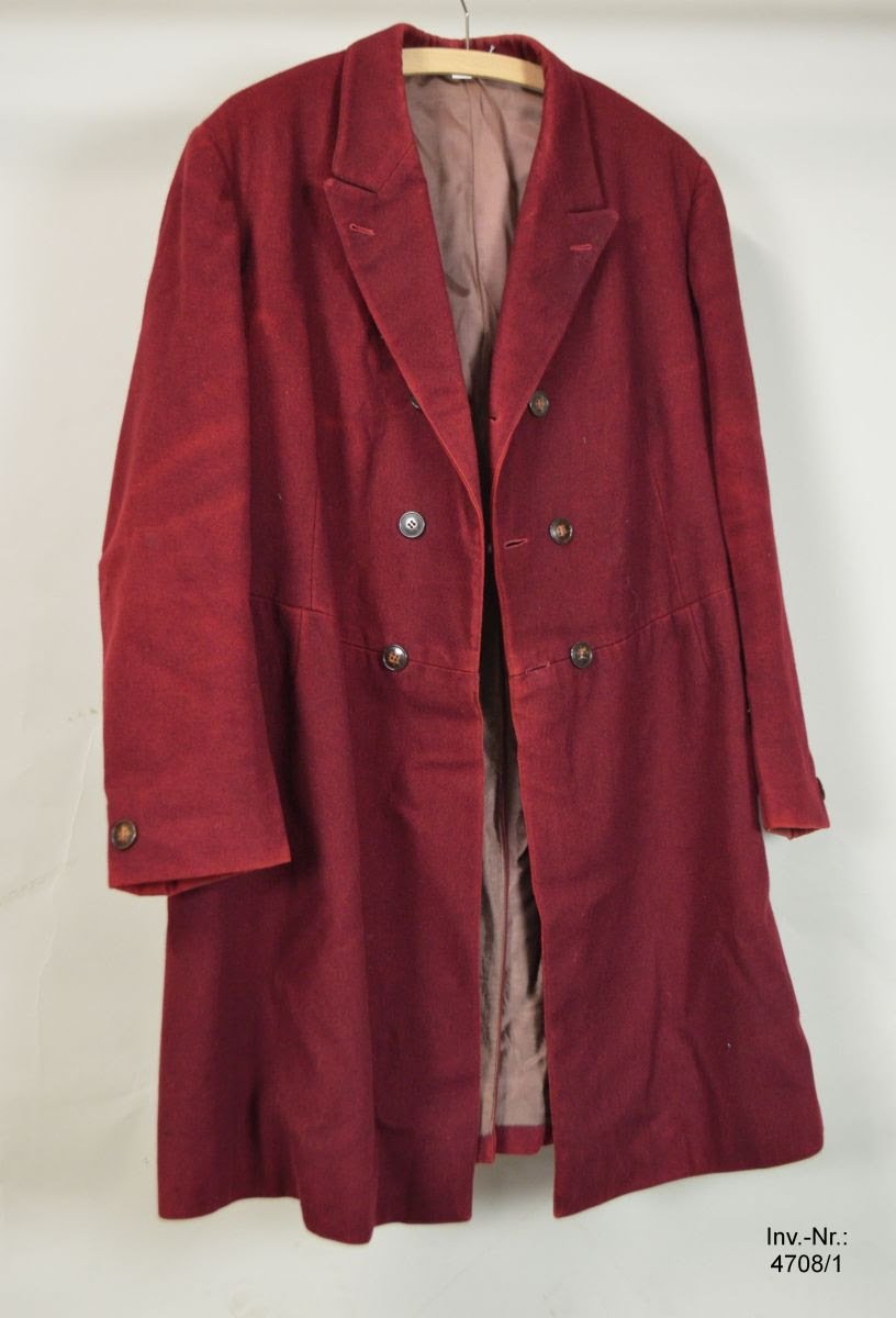 Mantel aus rotem Filzstoff mit  Seidenfutter, Kunststoffknöpfe um 1930 Altvaterregion