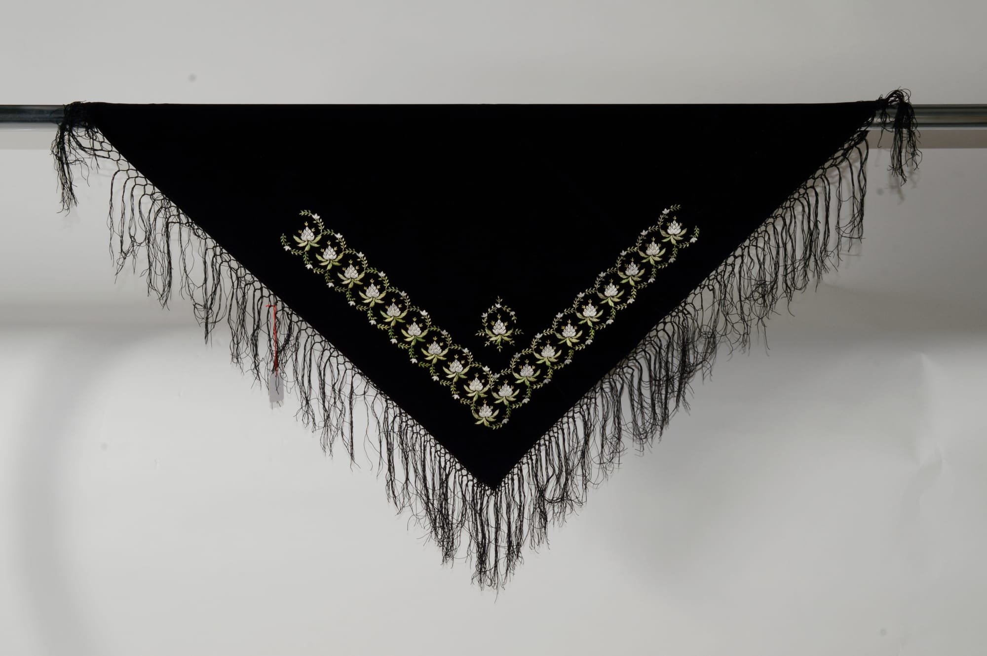 Schultertuch/Kopftuch aus schwarzem Samt von Frauen vor 1945 getragen an Sonn- und Feiertagen,