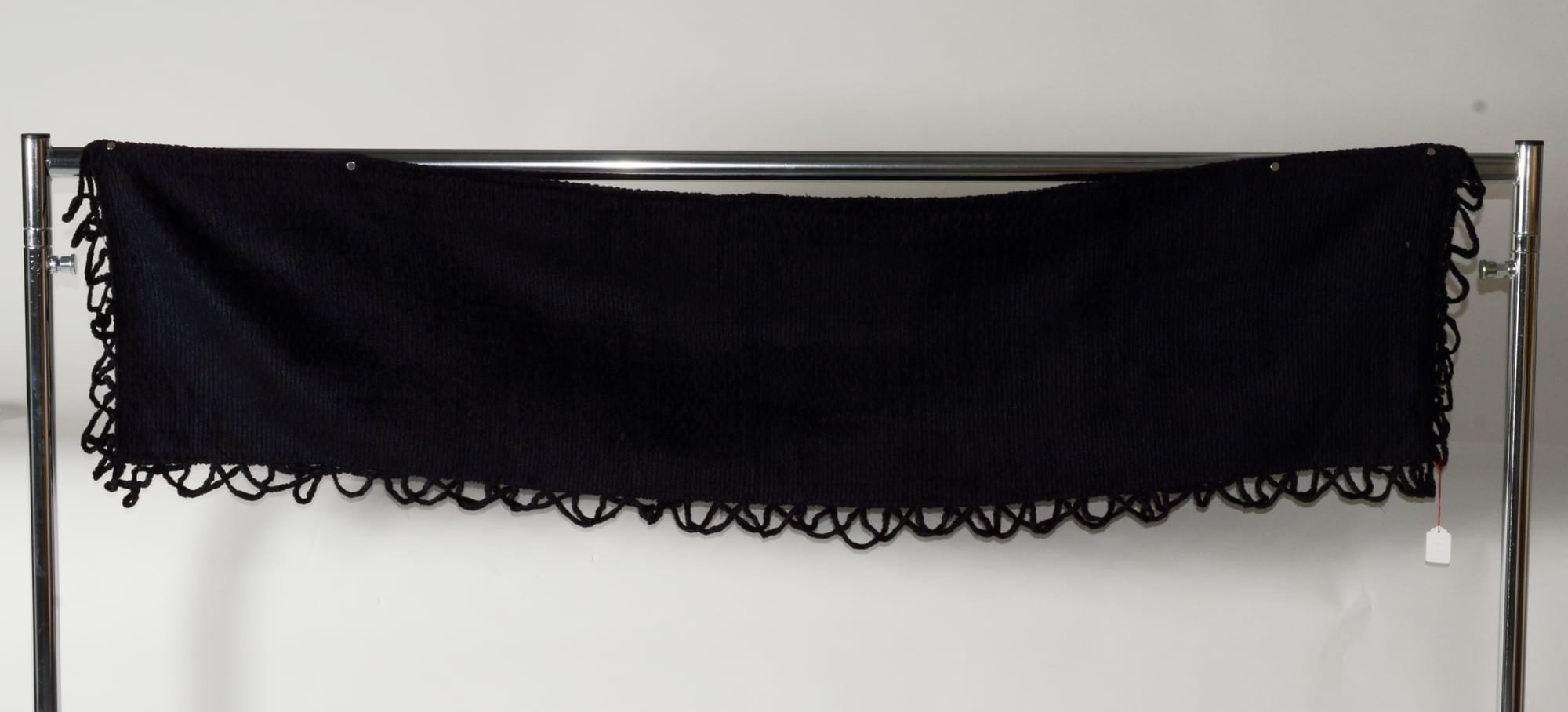 Schultertuch oder Schal aus schwarzem Chenille on den älteren Frauen in der alten Heimat vor 1945 getragen