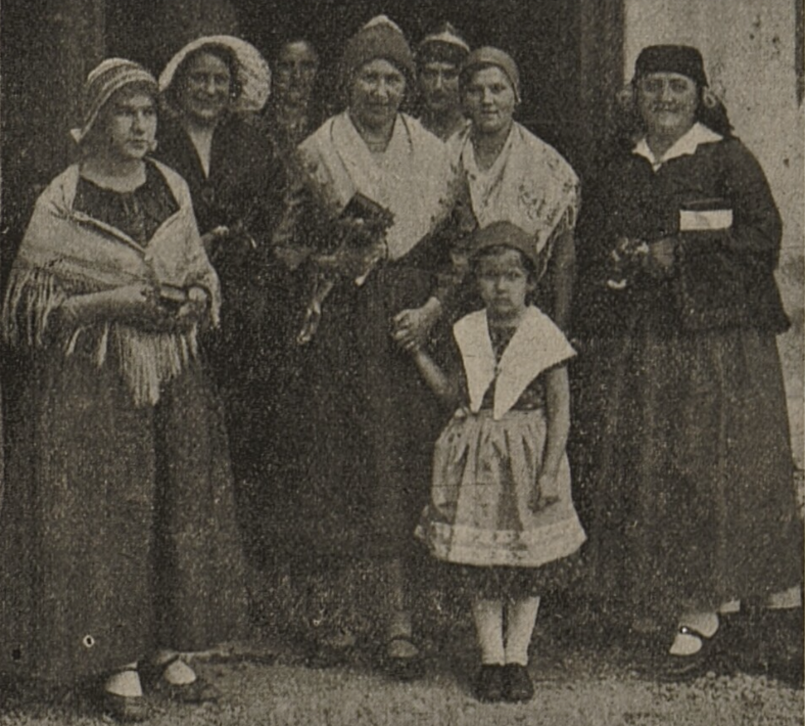 Bauersfrauentracht mit geknüpftem Kopftuch rechts im Bild von 1930 (Tracht wohl älter) Groß-Ullersdorf