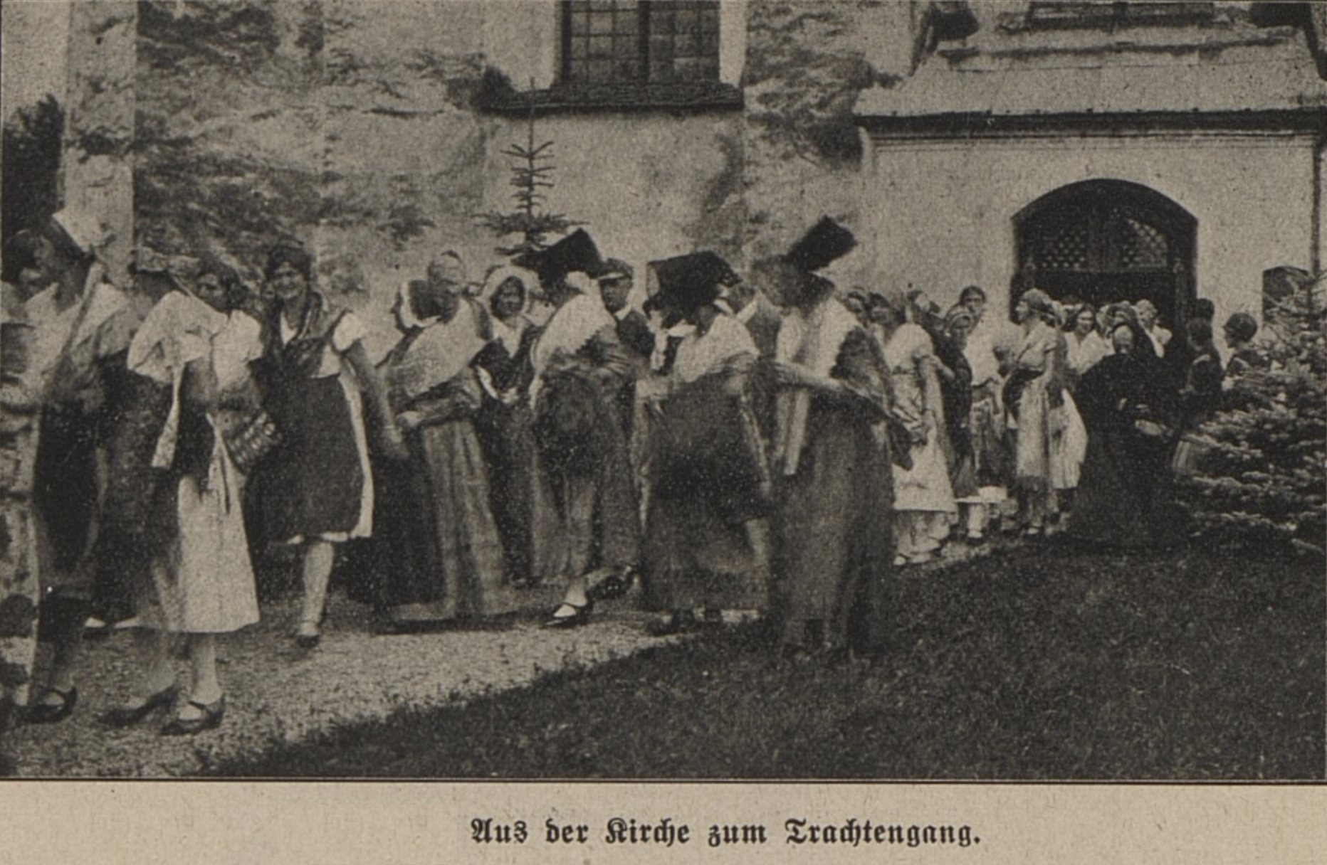 Trachtensonntag in Groß-Ullersdorf im Zuge der Trachtenbelebung wohl 15.8.1930